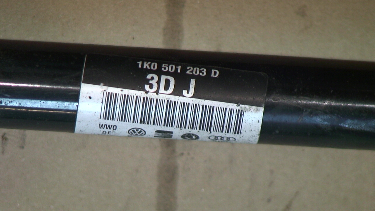 Volkswagen VW PASSAT 11-14 Drivaxel Bak Vänster