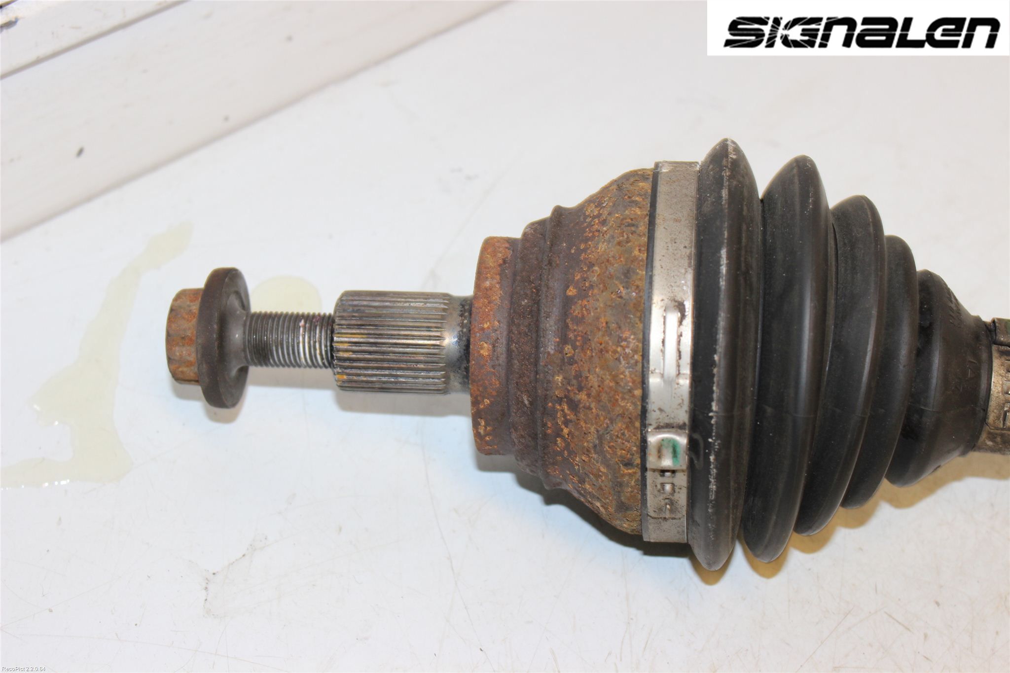 Volkswagen VW PASSAT 11-14 Drivaxel Fram Vänster