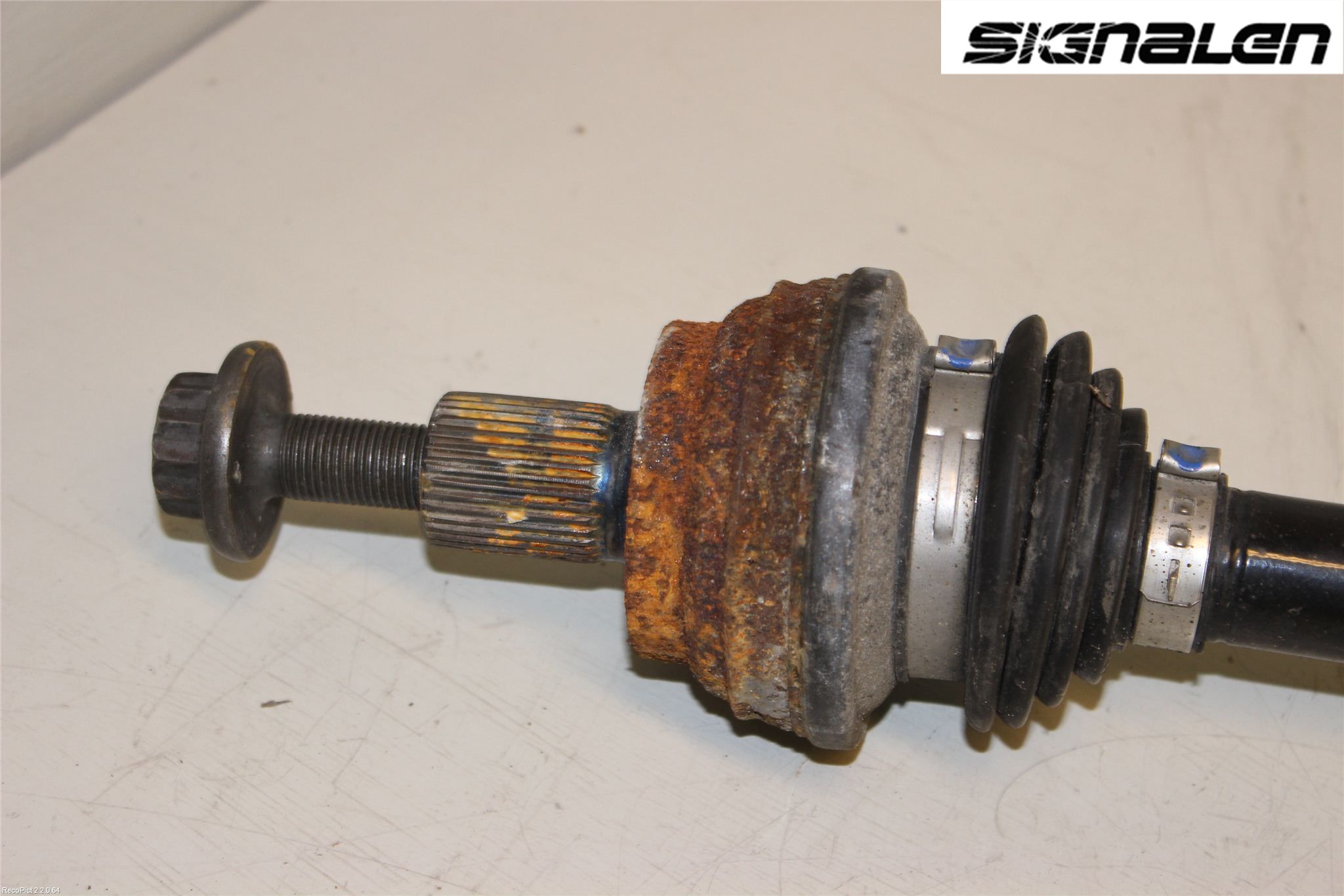 Volkswagen VW PASSAT 11-14 Drivaxel Bak Vänster
