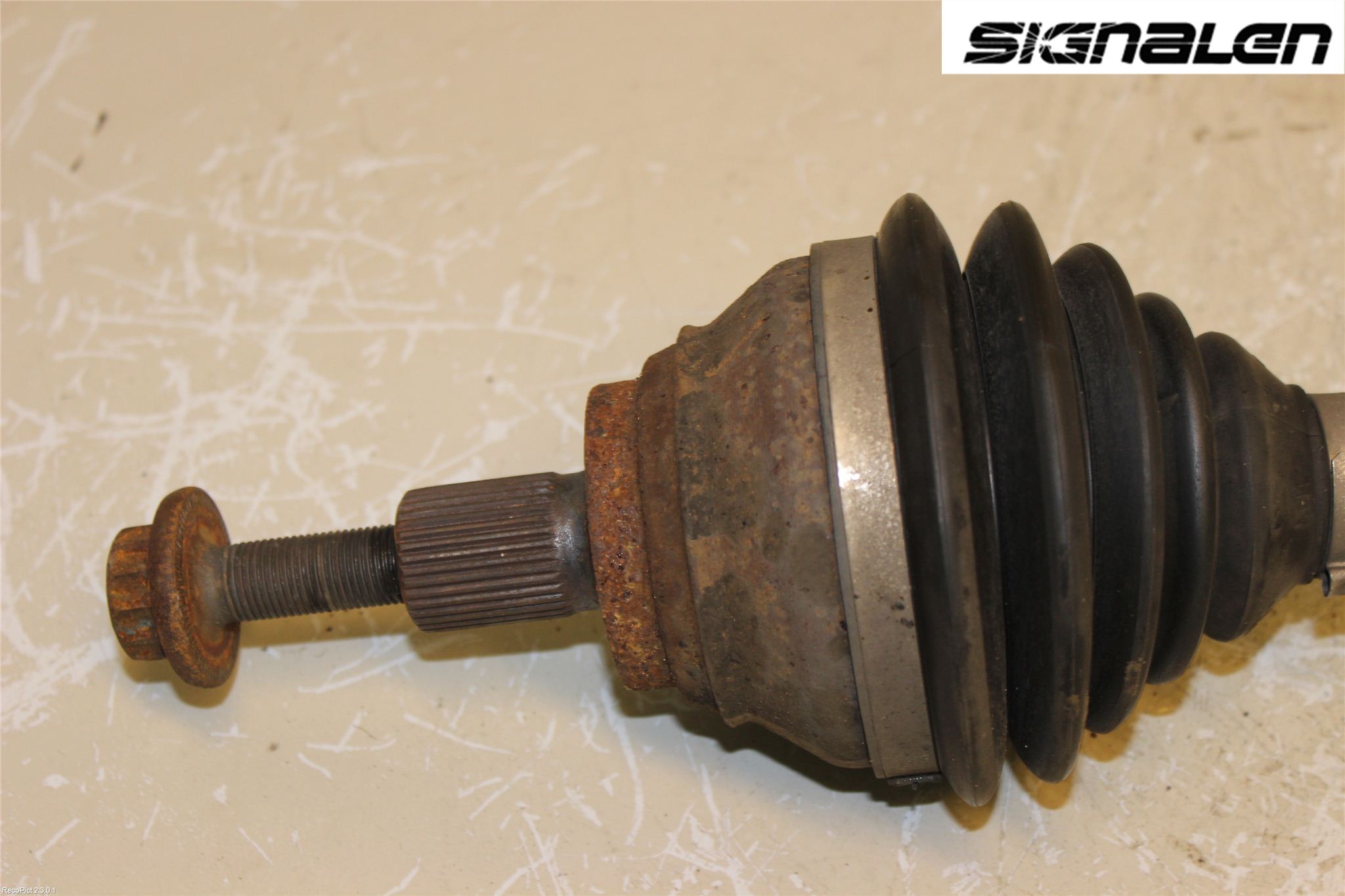 Volkswagen VW PASSAT 11-14 Drivaxel Fram Vänster