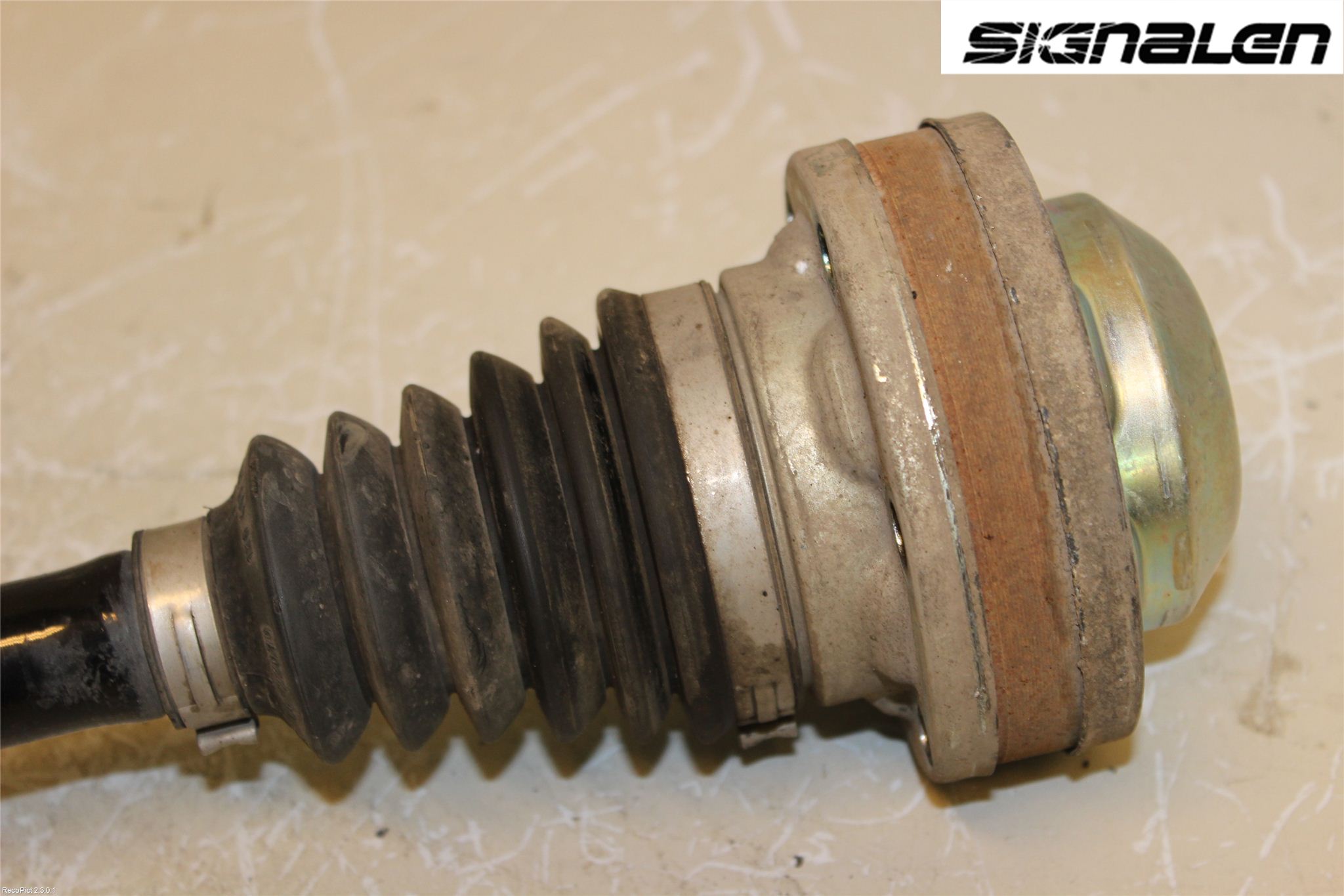 Volkswagen VW PASSAT 11-14 Drivaxel Fram Vänster