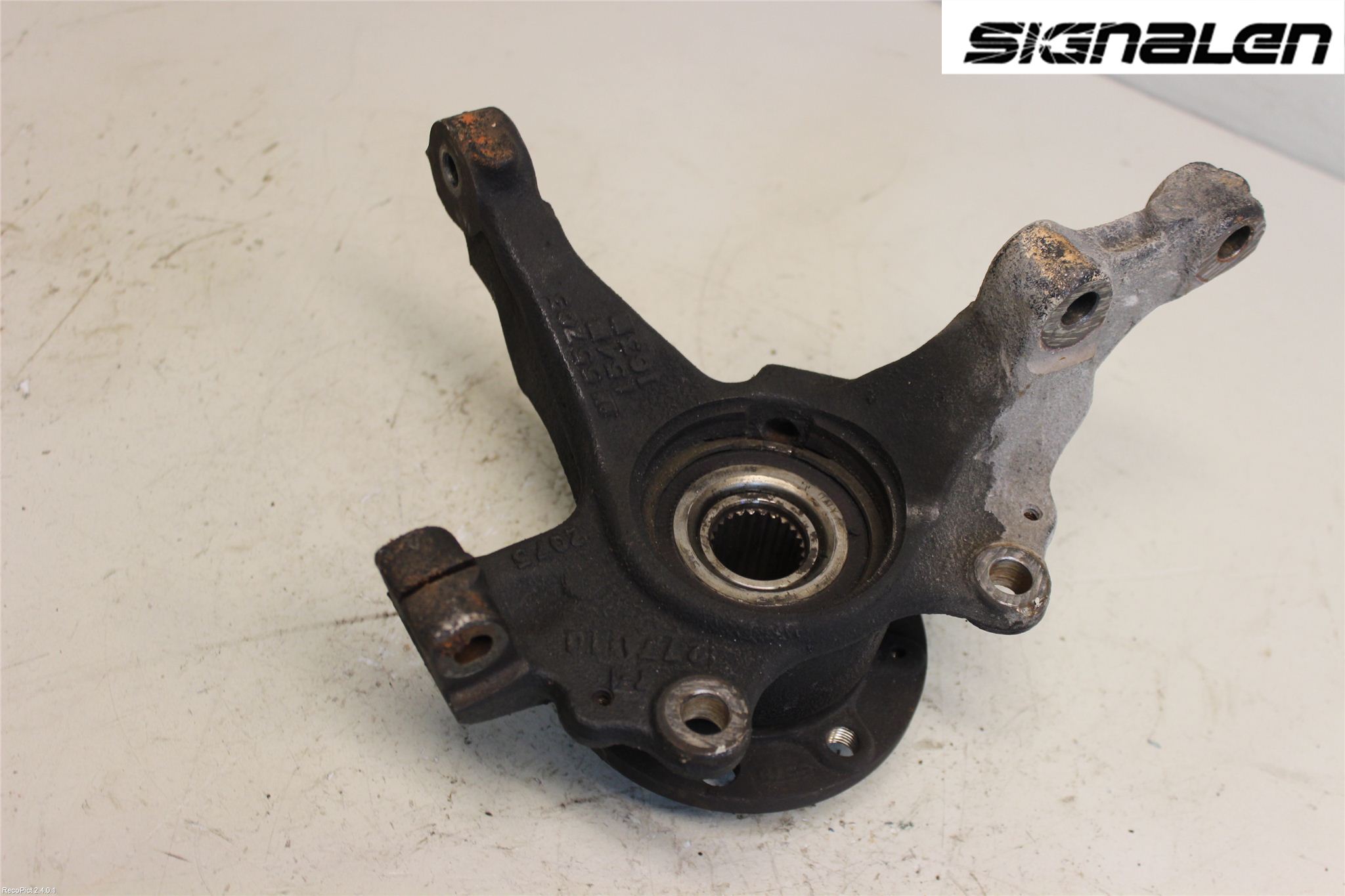 Opel CORSA D 07-14 Styrspindel Lagerhus Vä