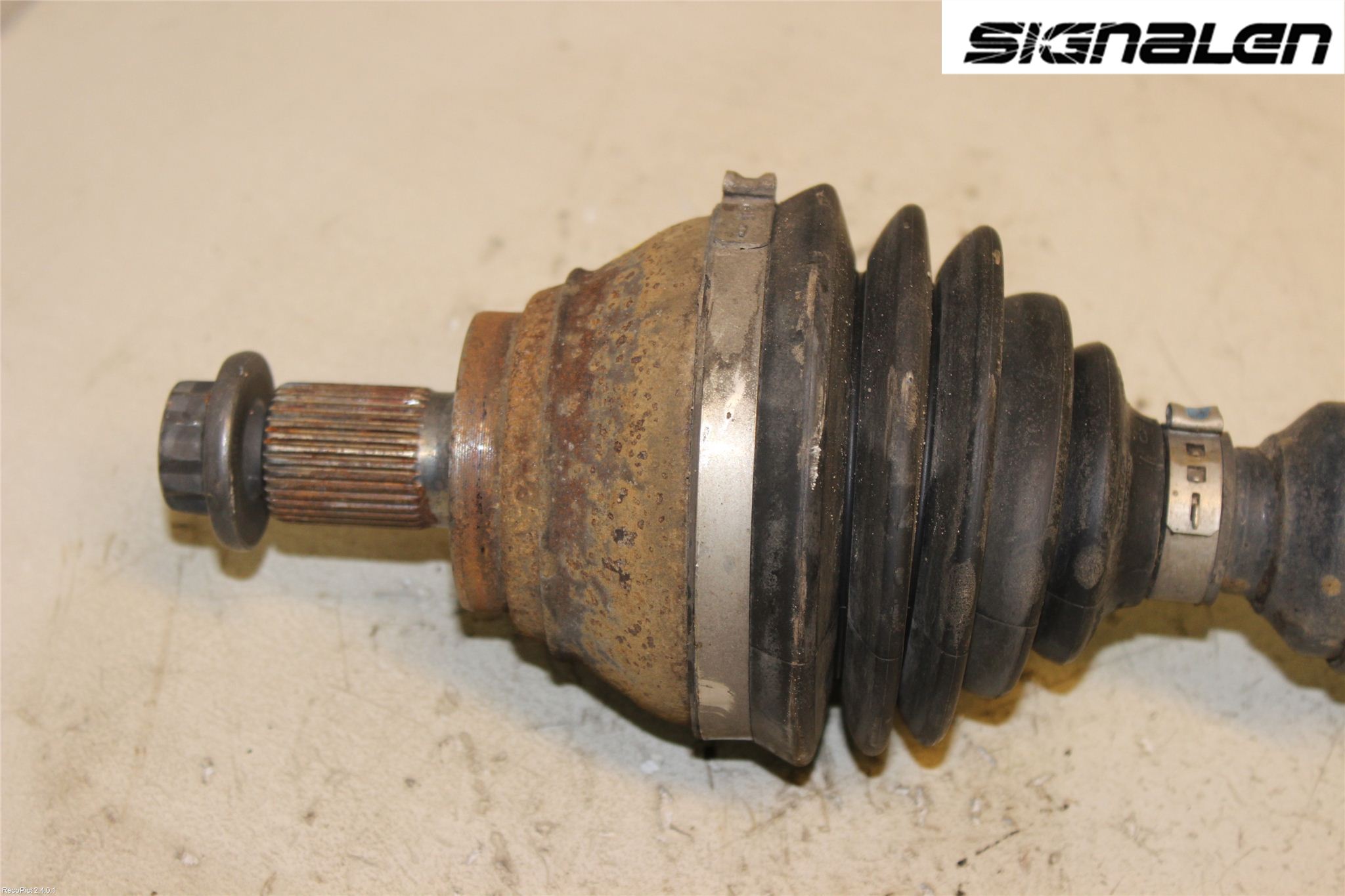 Volkswagen VW JETTA VI 11- Drivaxel Fram Höger