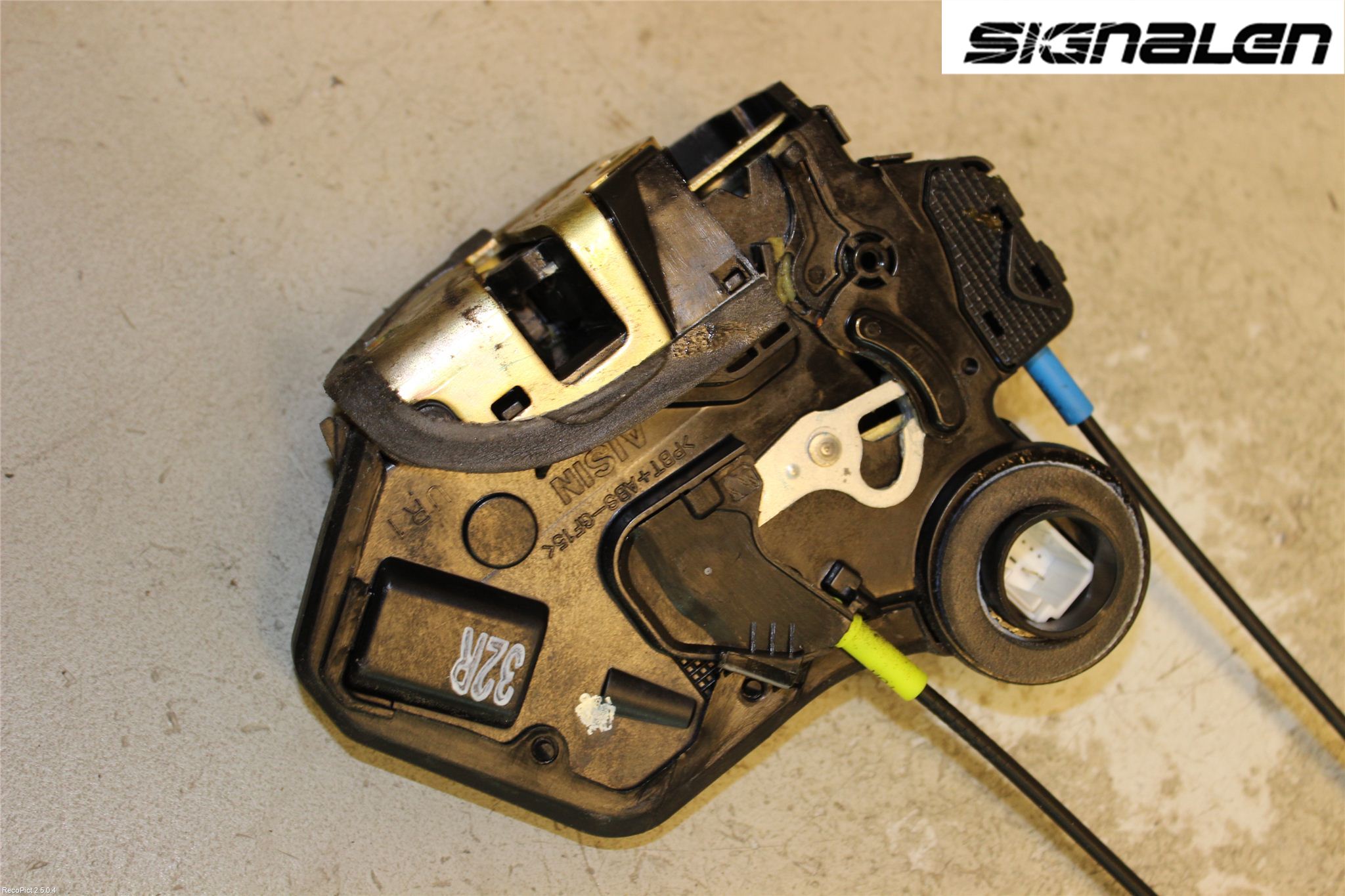 Toyota AVENSIS 03-06 Låskista-Dörrlås