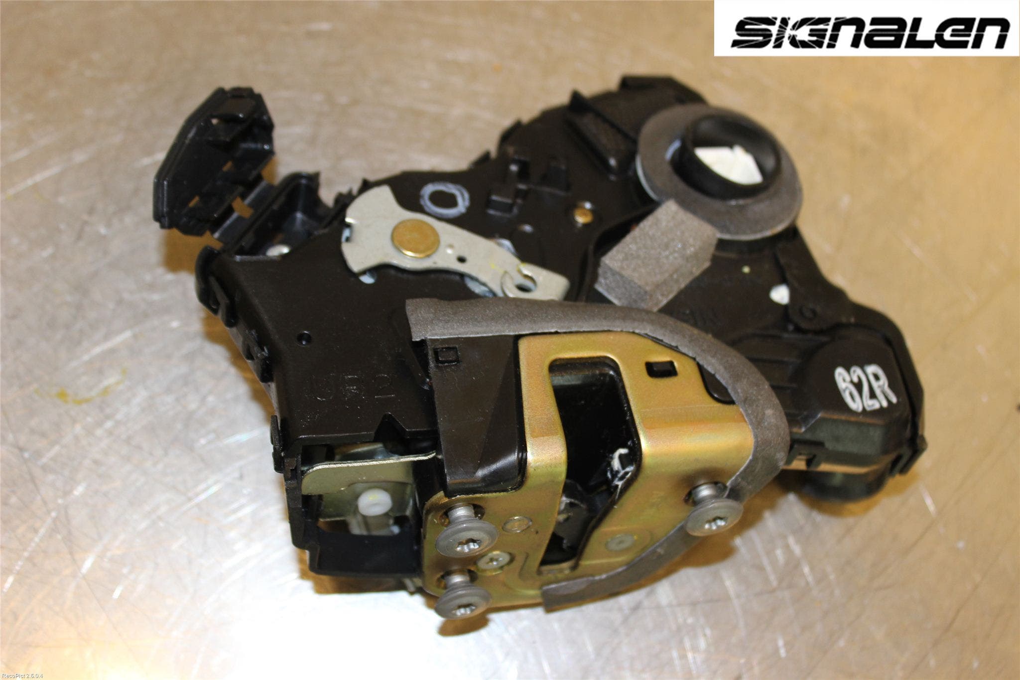 Toyota AVENSIS 03-06 Låskista-Dörrlås