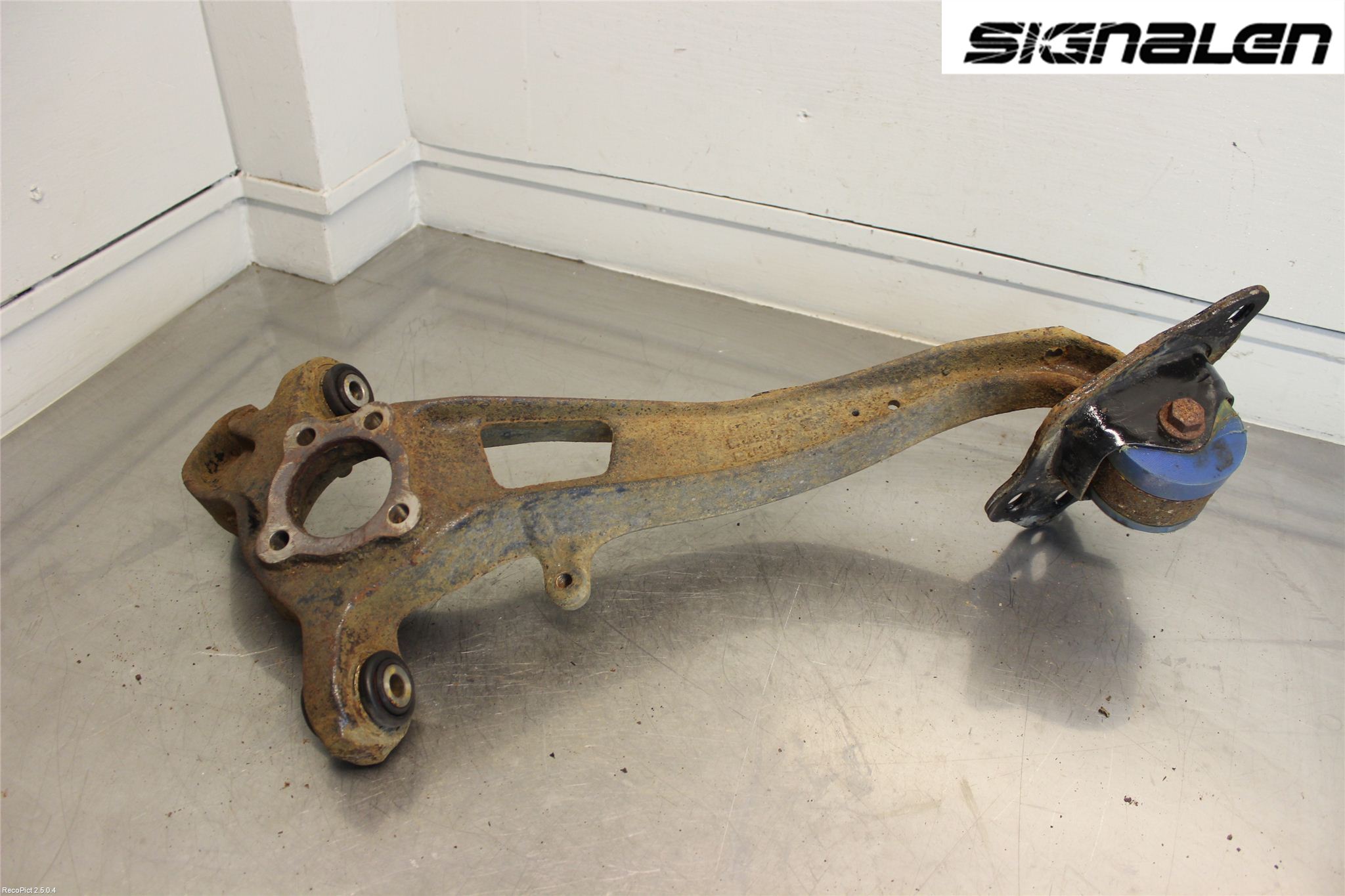 Saab 9-5     06-10 Hjullagerhus-Spindel Vä B