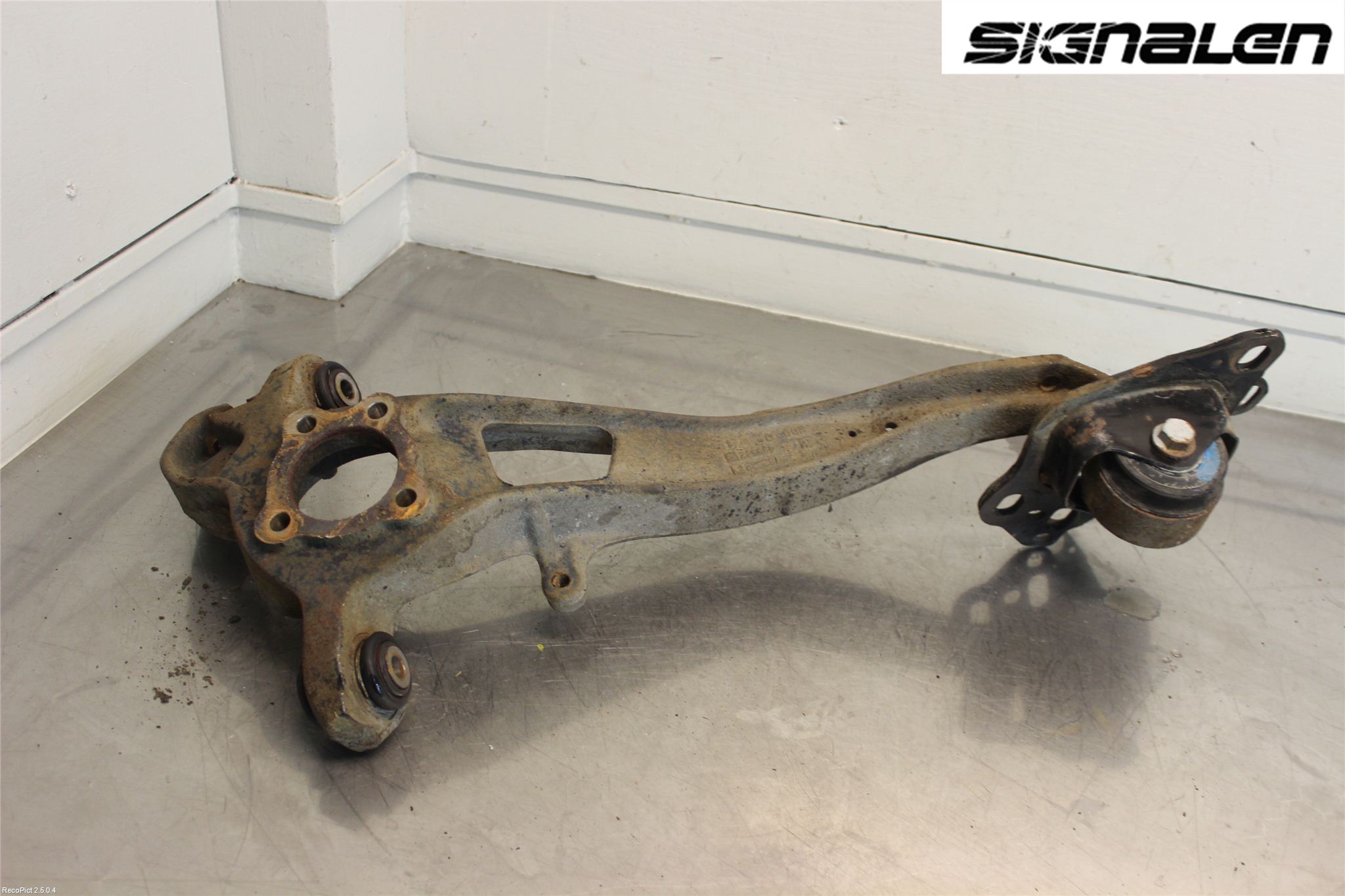 Saab 9-5     06-10 Hjullagerhus-Spindel Vä B