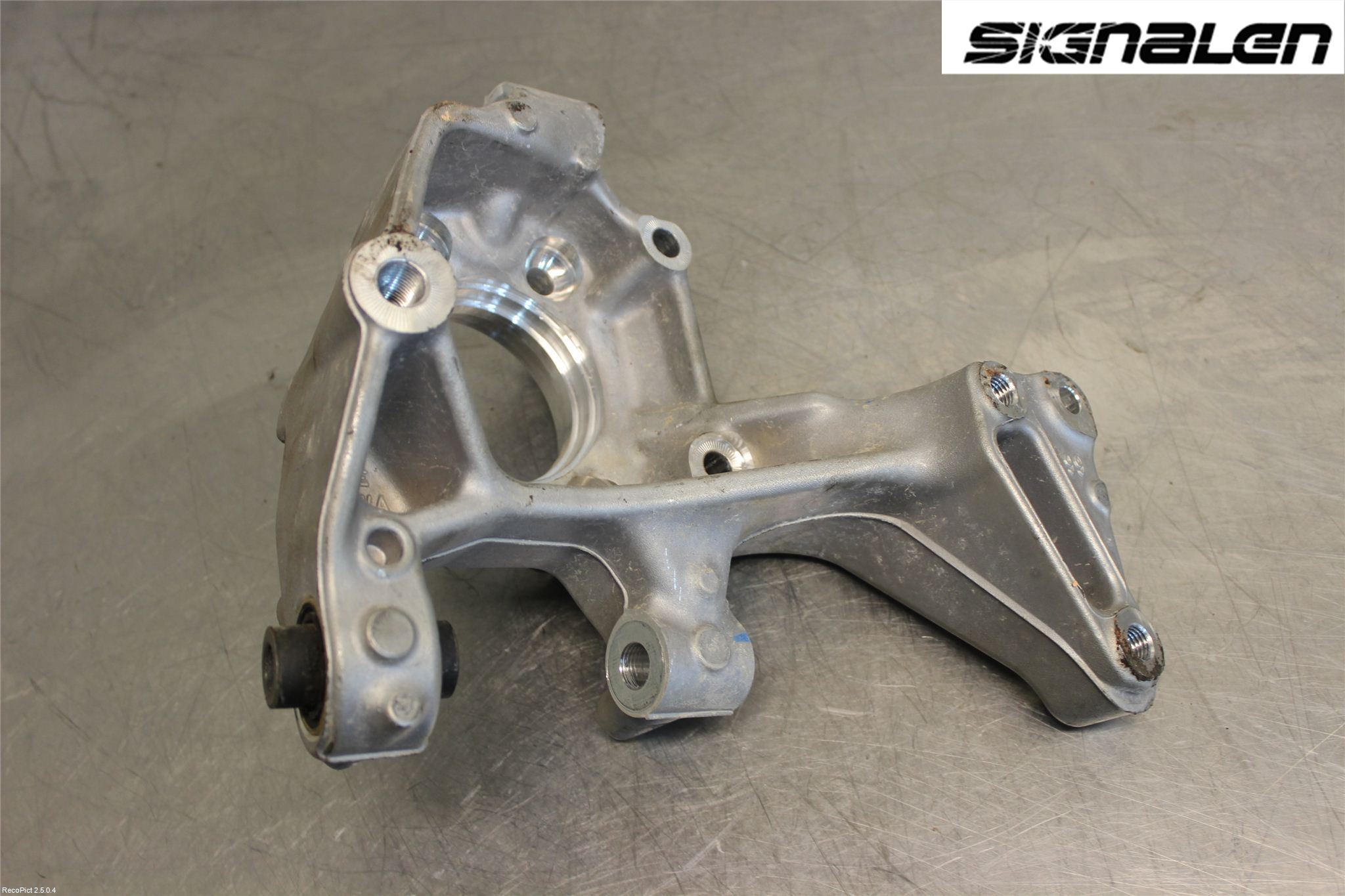 Audi Q3 8U 12-18 Hjullagerhus-Spindel Vä B