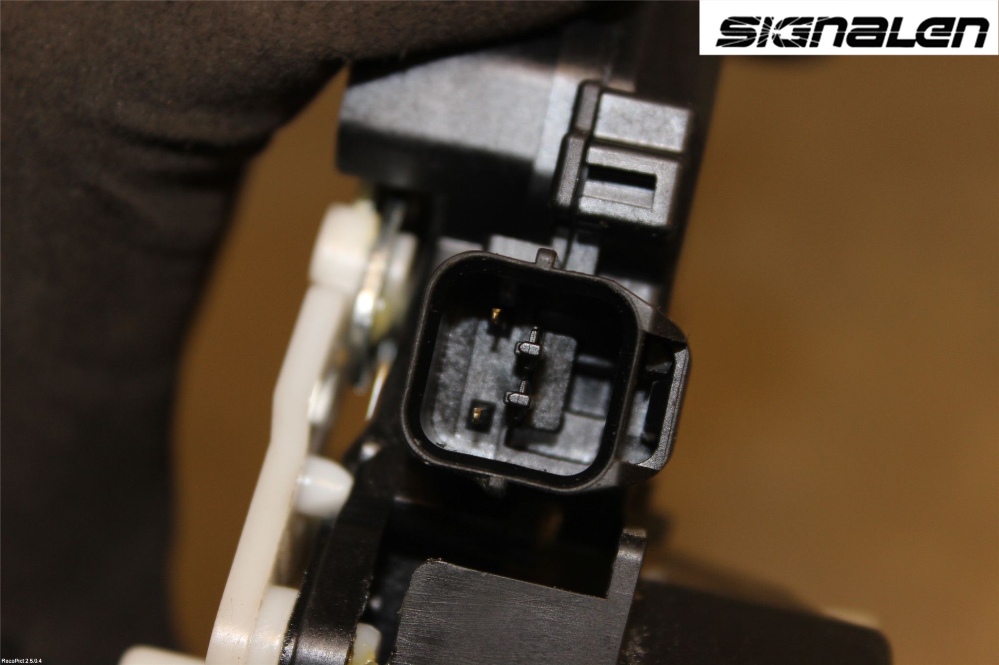 Mitsubishi L200 06-15 Låskista-Dörrlås