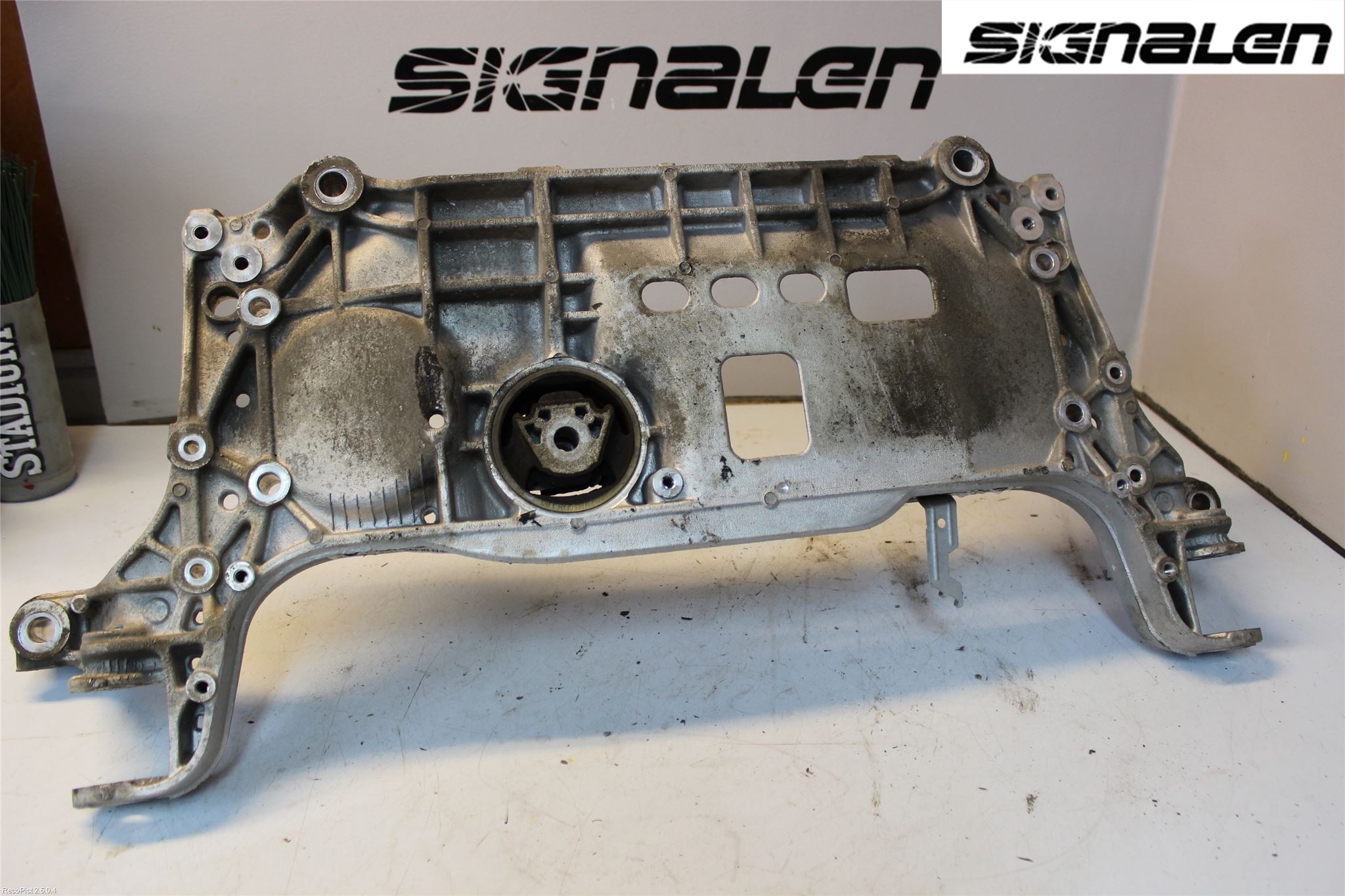 Volkswagen VW PASSAT 11-14 Framvagnsbalk