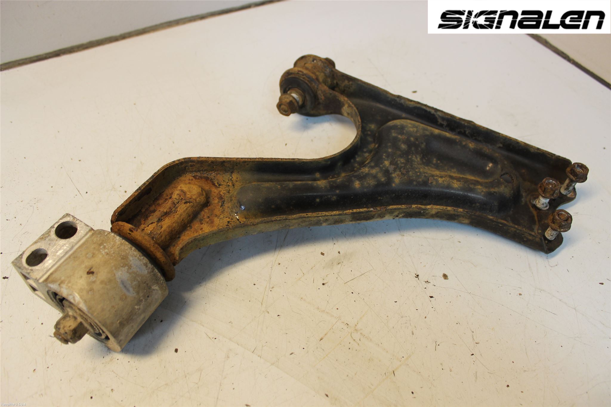 Saab 9-5     06-10 Bärarm Fram Undre Vä