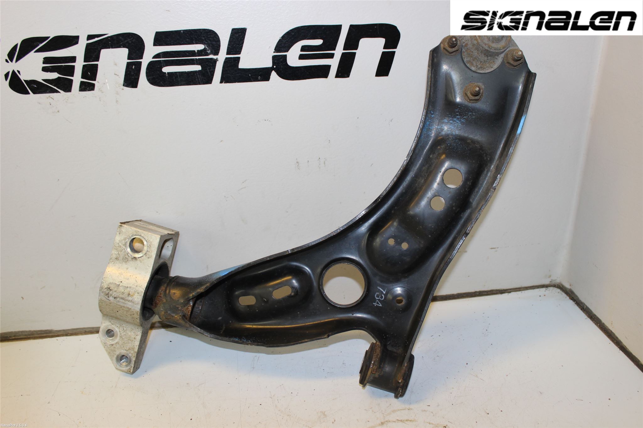 Volkswagen VW PASSAT 11-14 Bärarm Fram Undre Hö