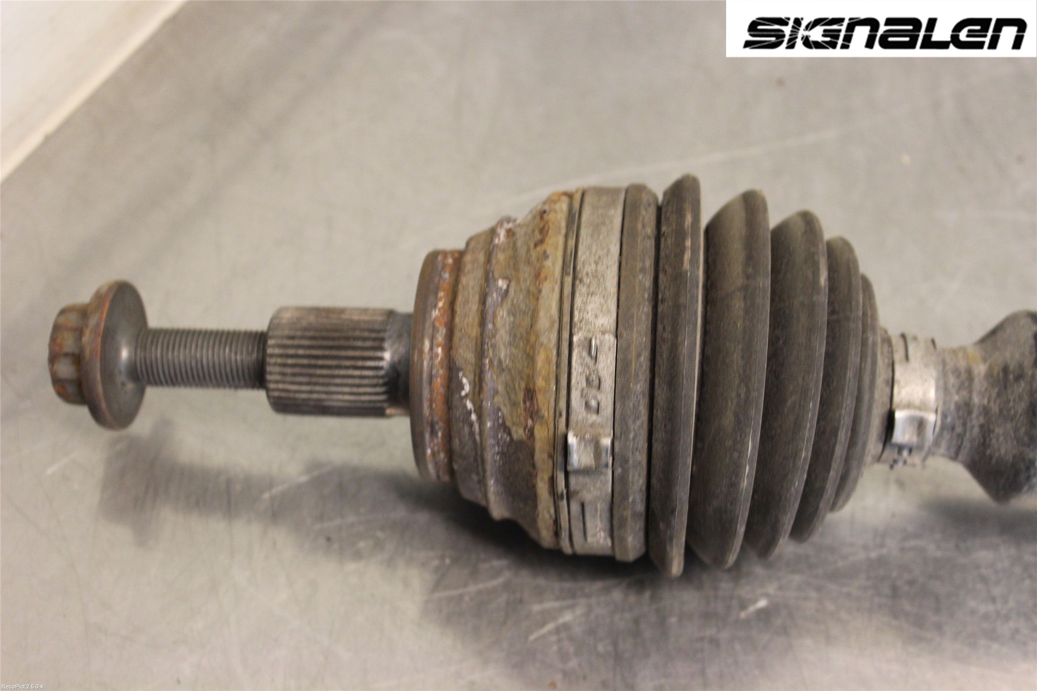 Volkswagen VW PASSAT 11-14 Drivaxel Fram Höger