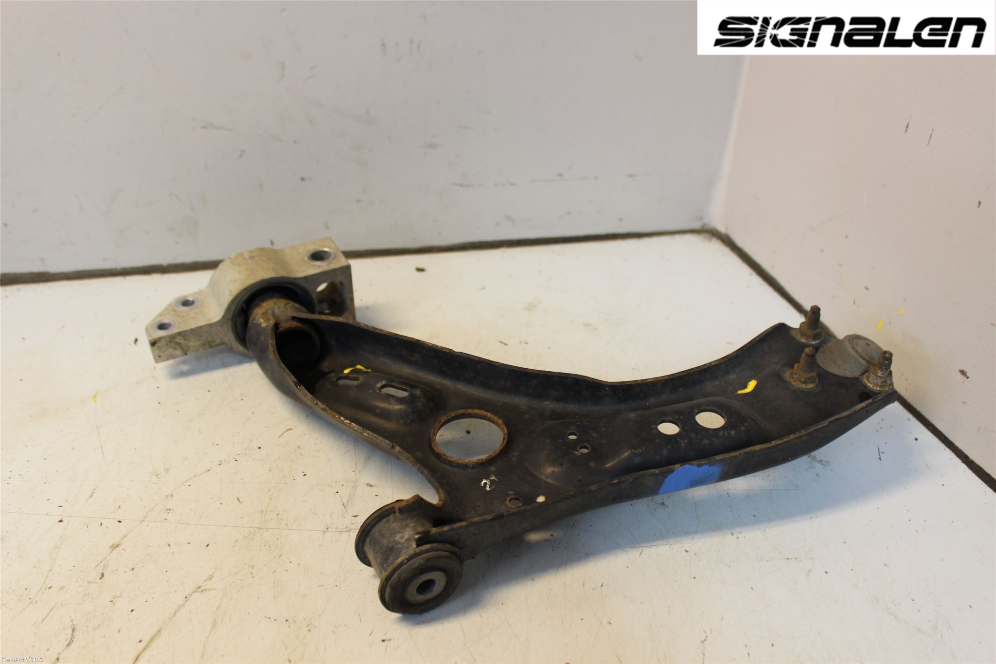 Volkswagen VW PASSAT 11-14 Bärarm Fram Undre Hö
