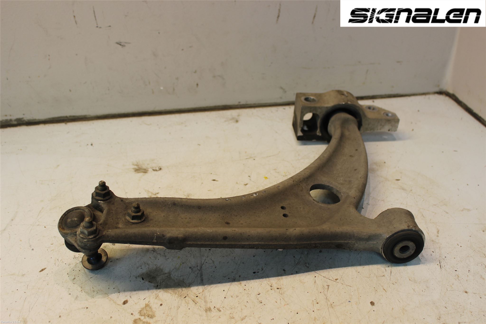 Volkswagen VW PASSAT 05-11 Bärarm Fram Undre Vä