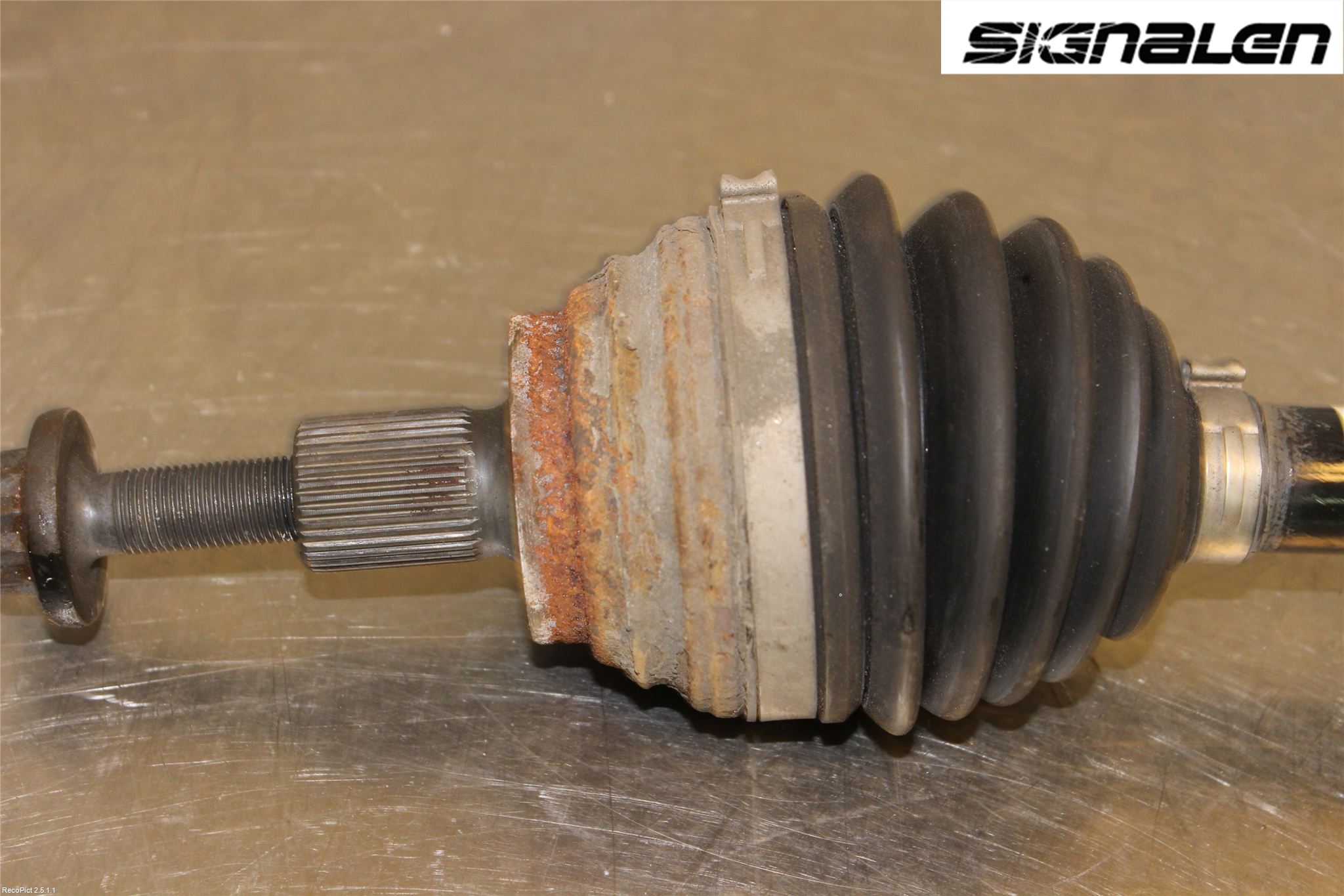 Volkswagen VW PASSAT 11-14 Drivaxel Fram Vänster