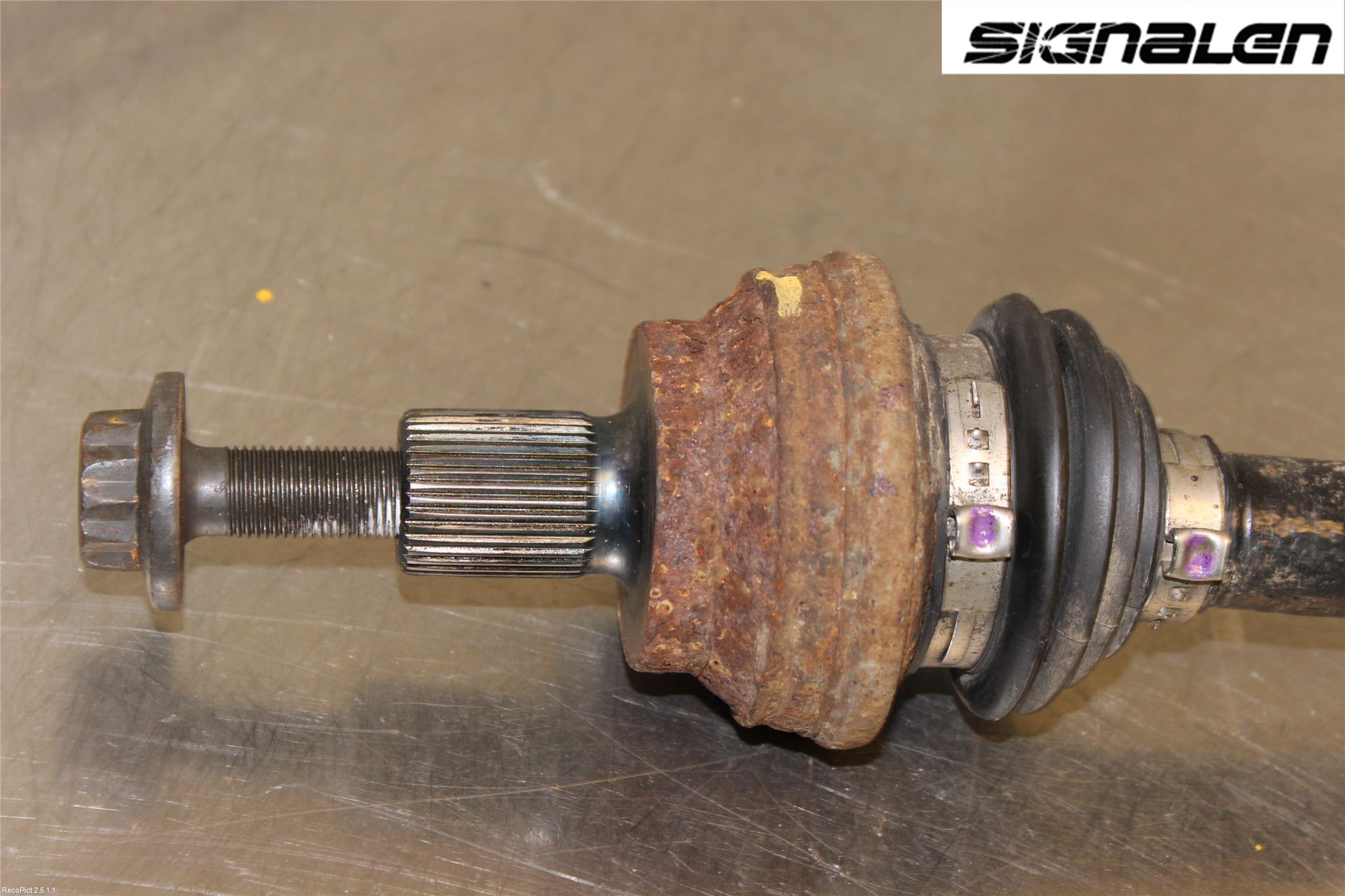 Volkswagen VW PASSAT 11-14 Drivaxel Bak Vänster