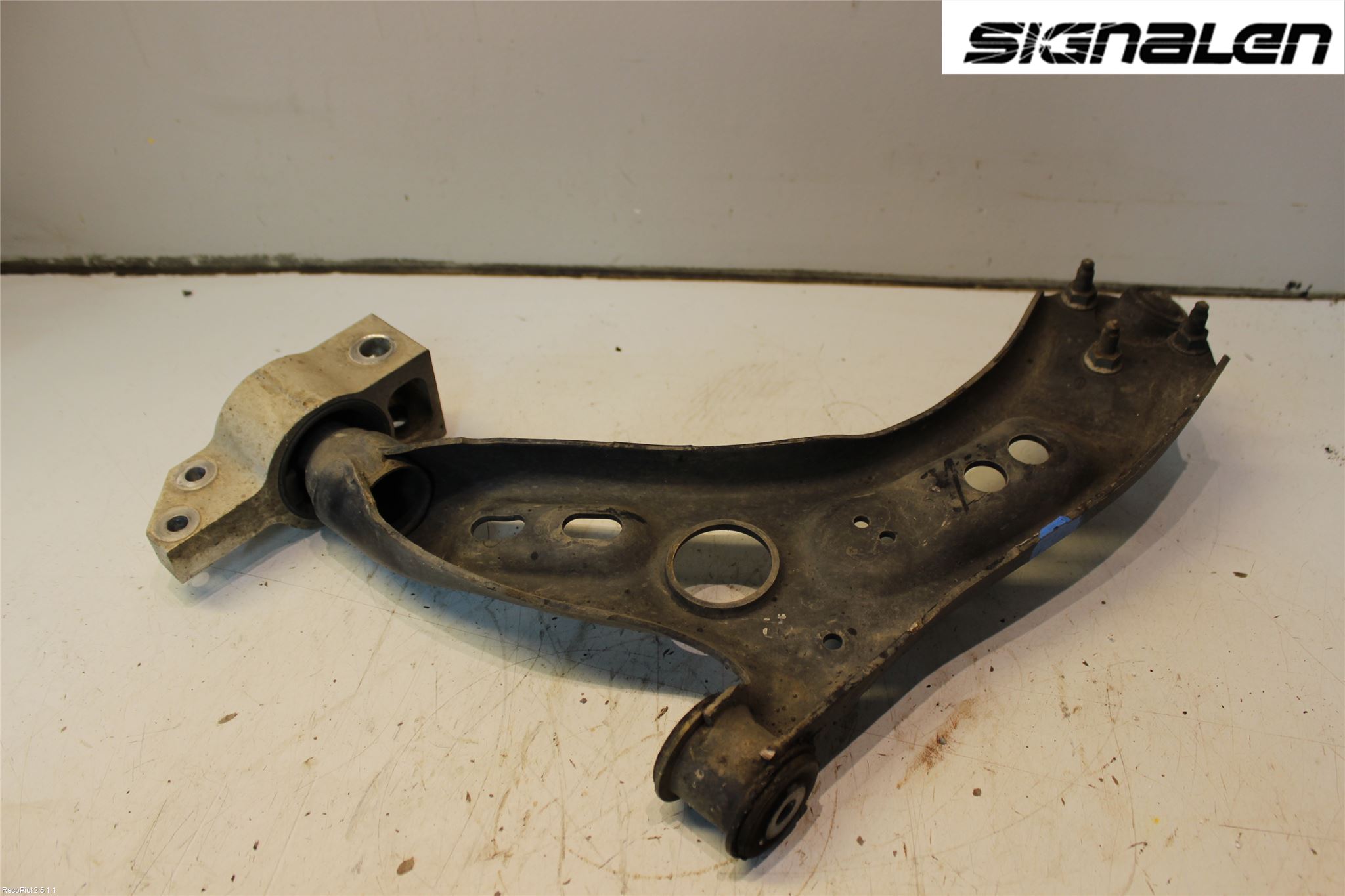 Volkswagen VW PASSAT 11-14 Bärarm Fram Undre Hö