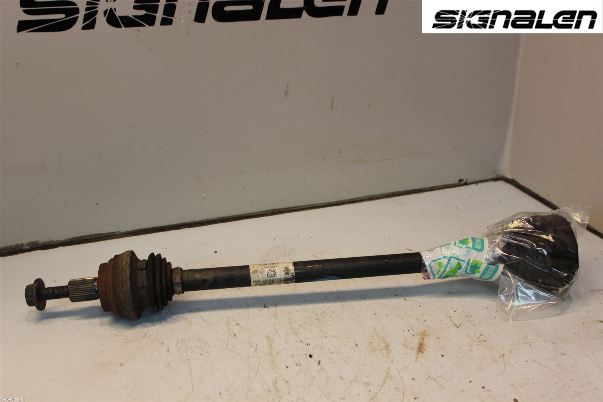 Volkswagen VW PASSAT 11-14 Drivaxel Bak Höger