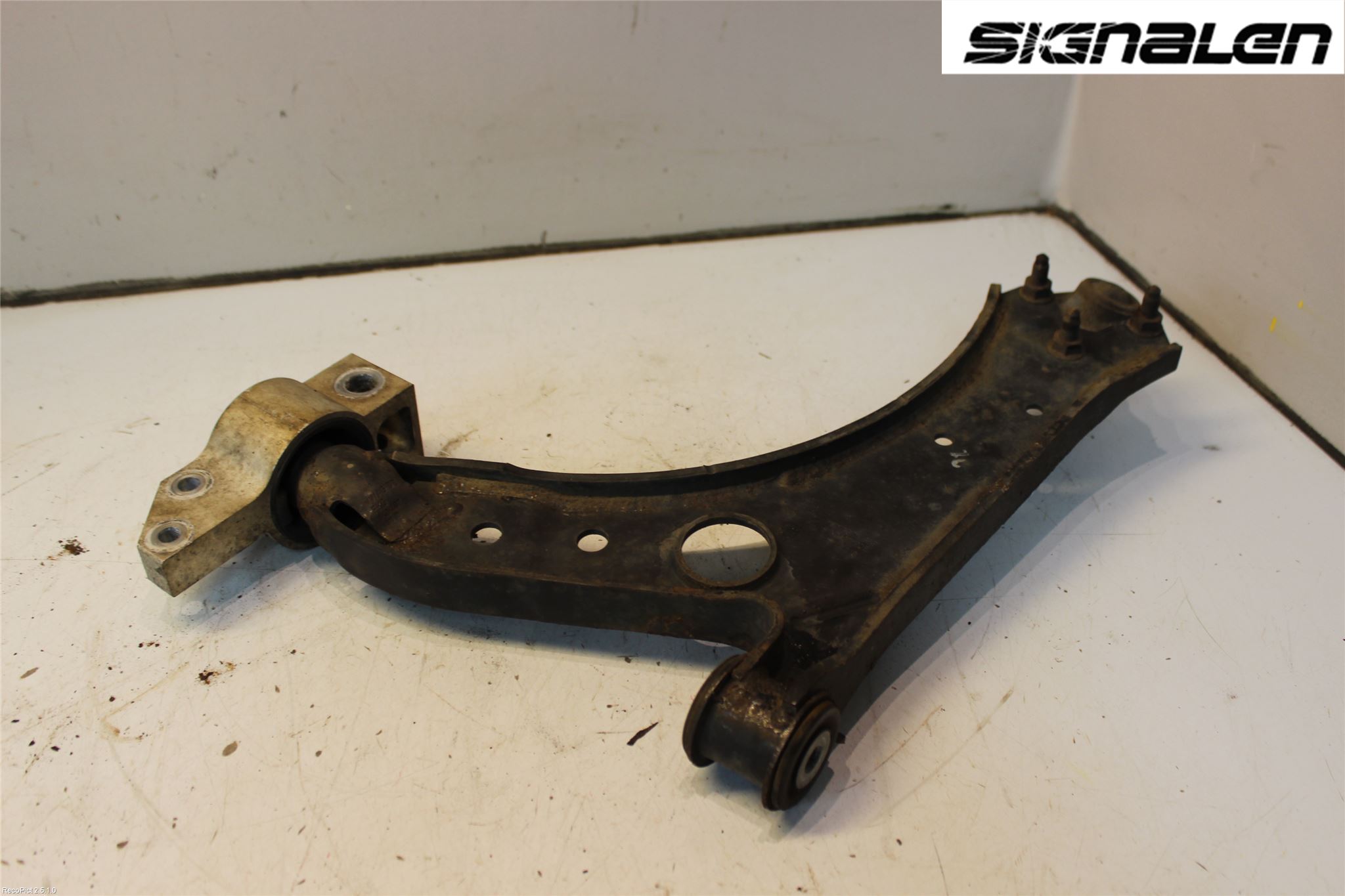 Volkswagen VW CADDY      04-10 Bärarm Fram Undre Hö