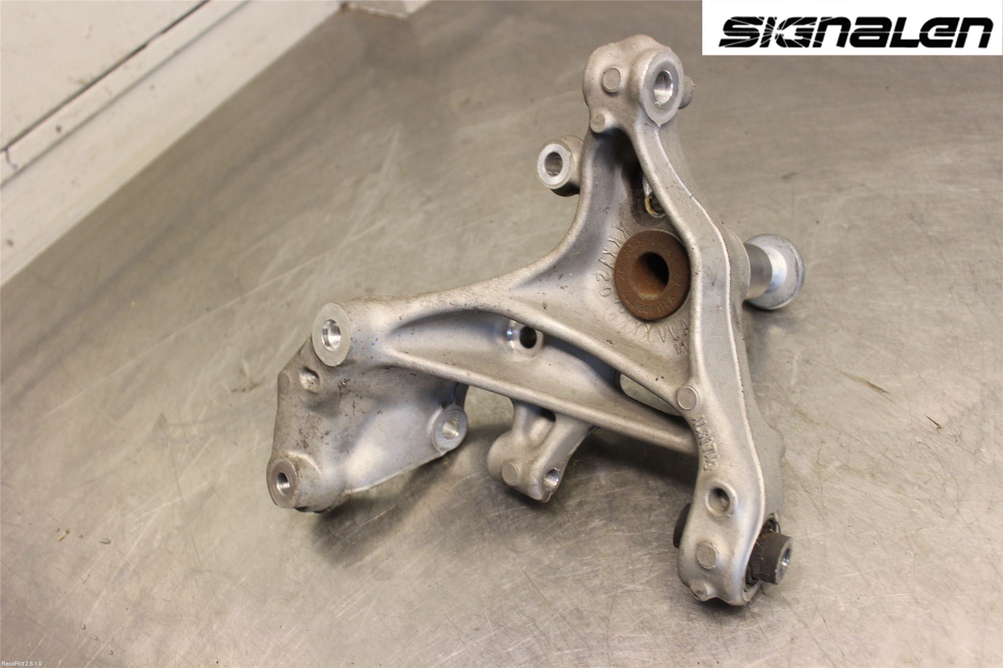 Skoda SUPERB 16-24 Hjullagerhus-Spindel Hö B