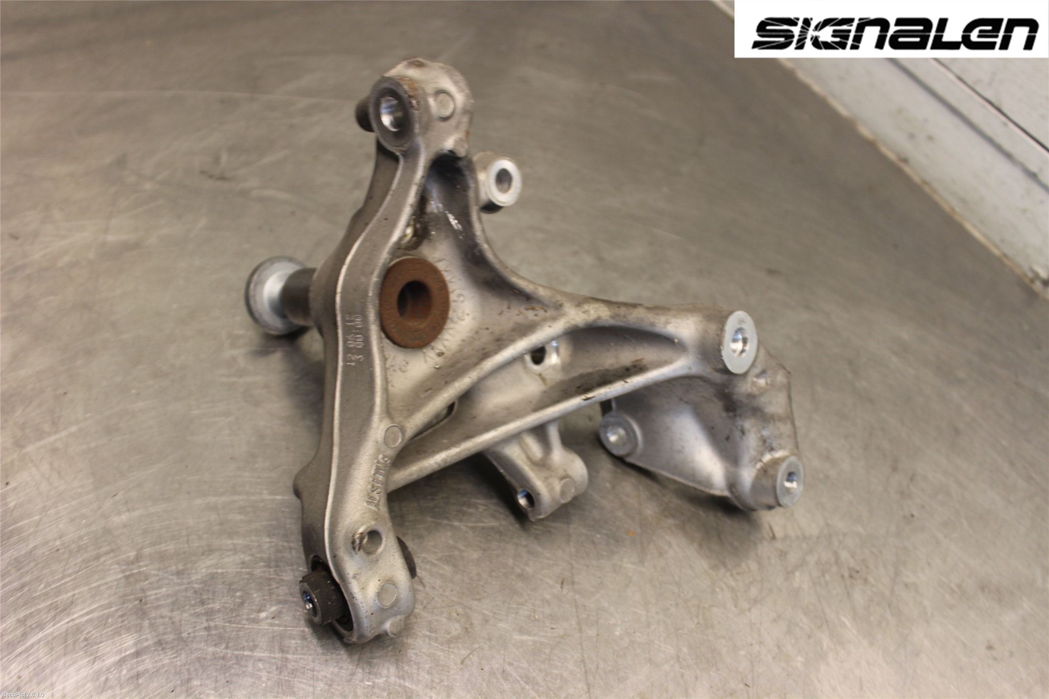 Skoda SUPERB 16-24 Hjullagerhus-Spindel Vä B