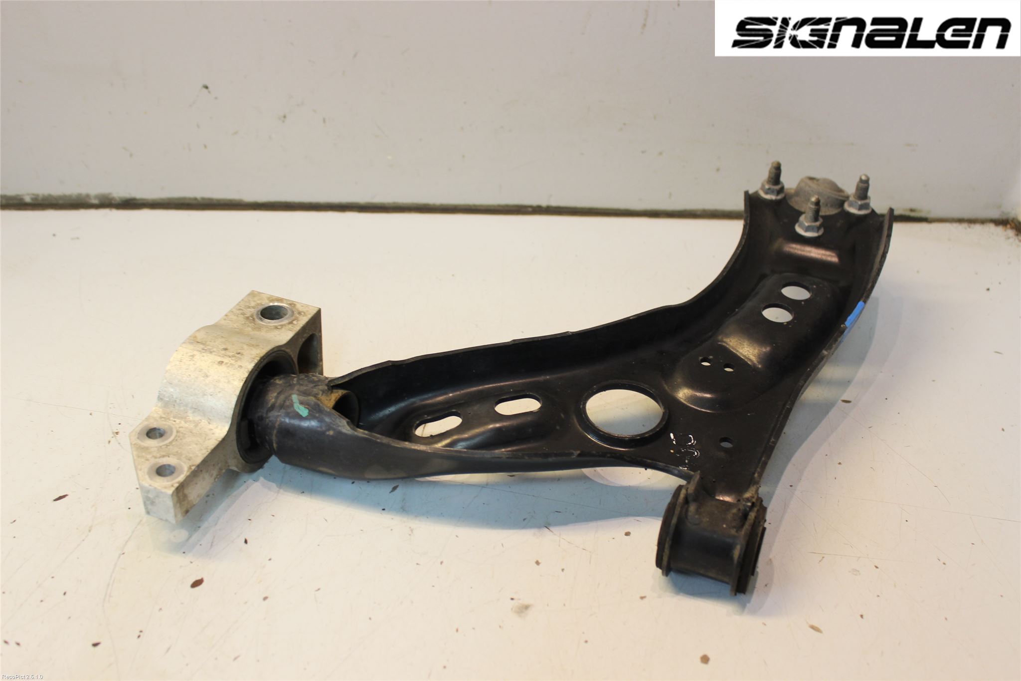 Volkswagen VW PASSAT 11-14 Bärarm Fram Undre Hö