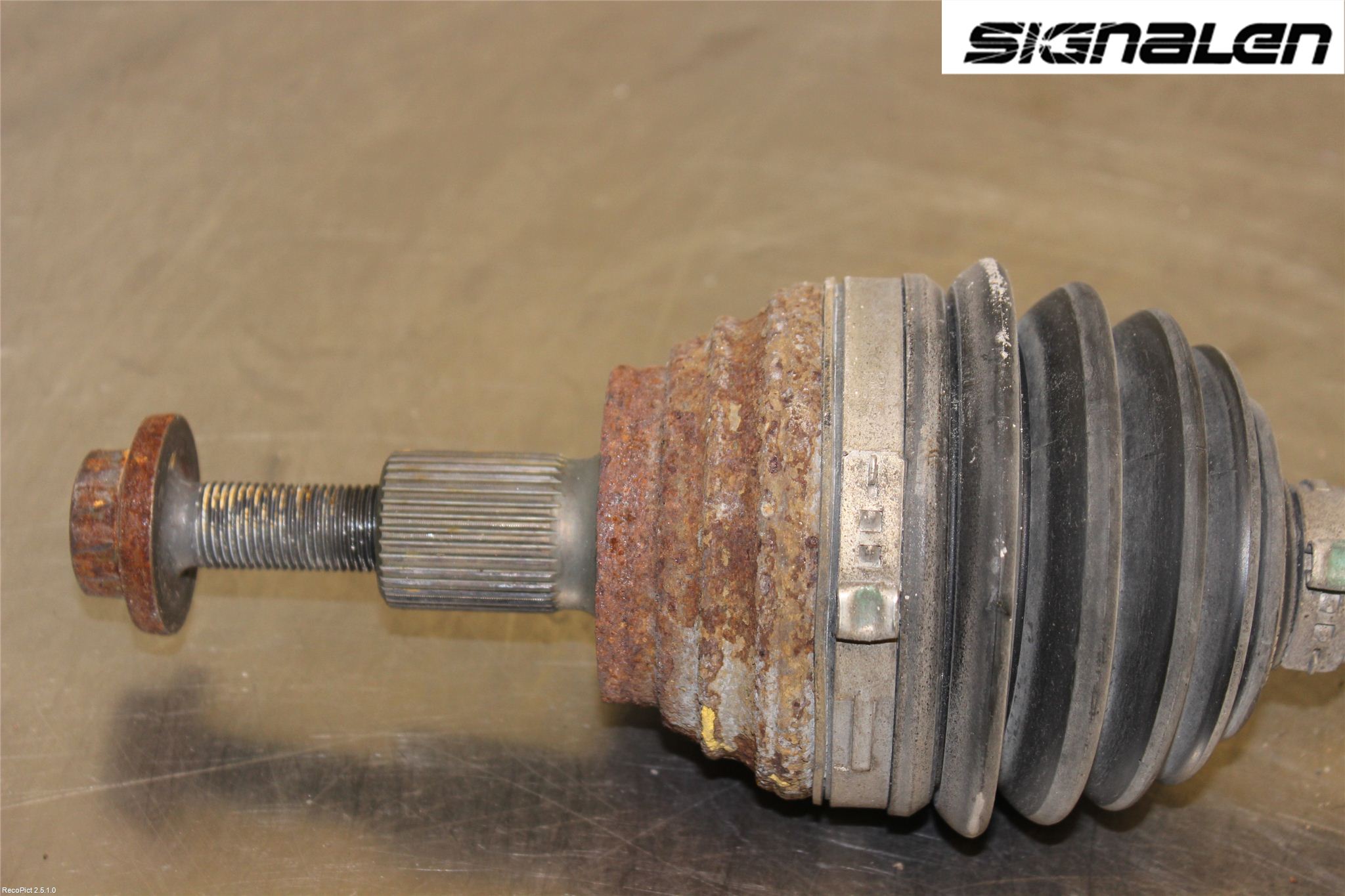 Volkswagen VW PASSAT 11-14 Drivaxel Fram Vänster