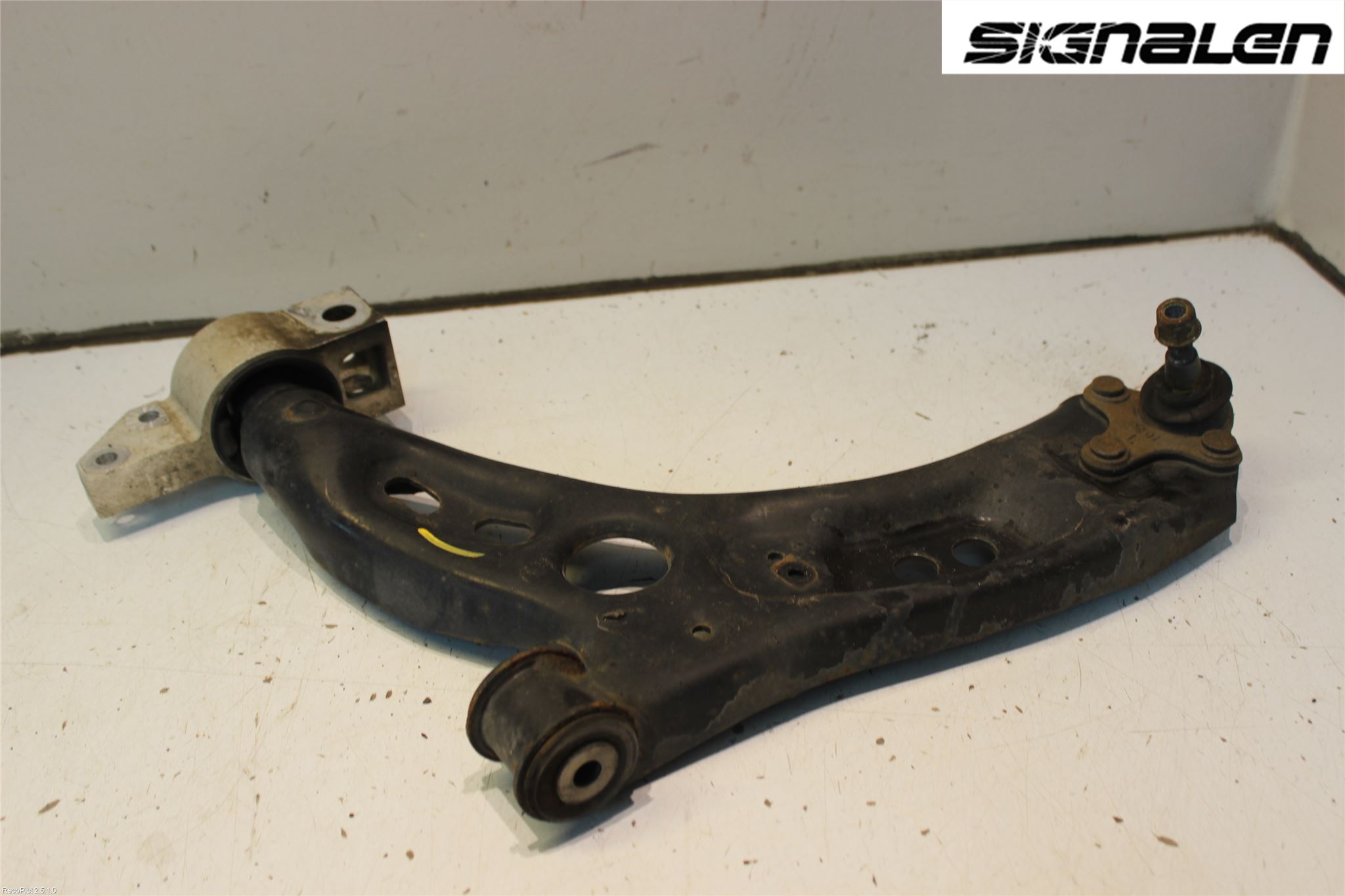 Volkswagen VW TOURAN 10-15 Bärarm Fram Undre Vä