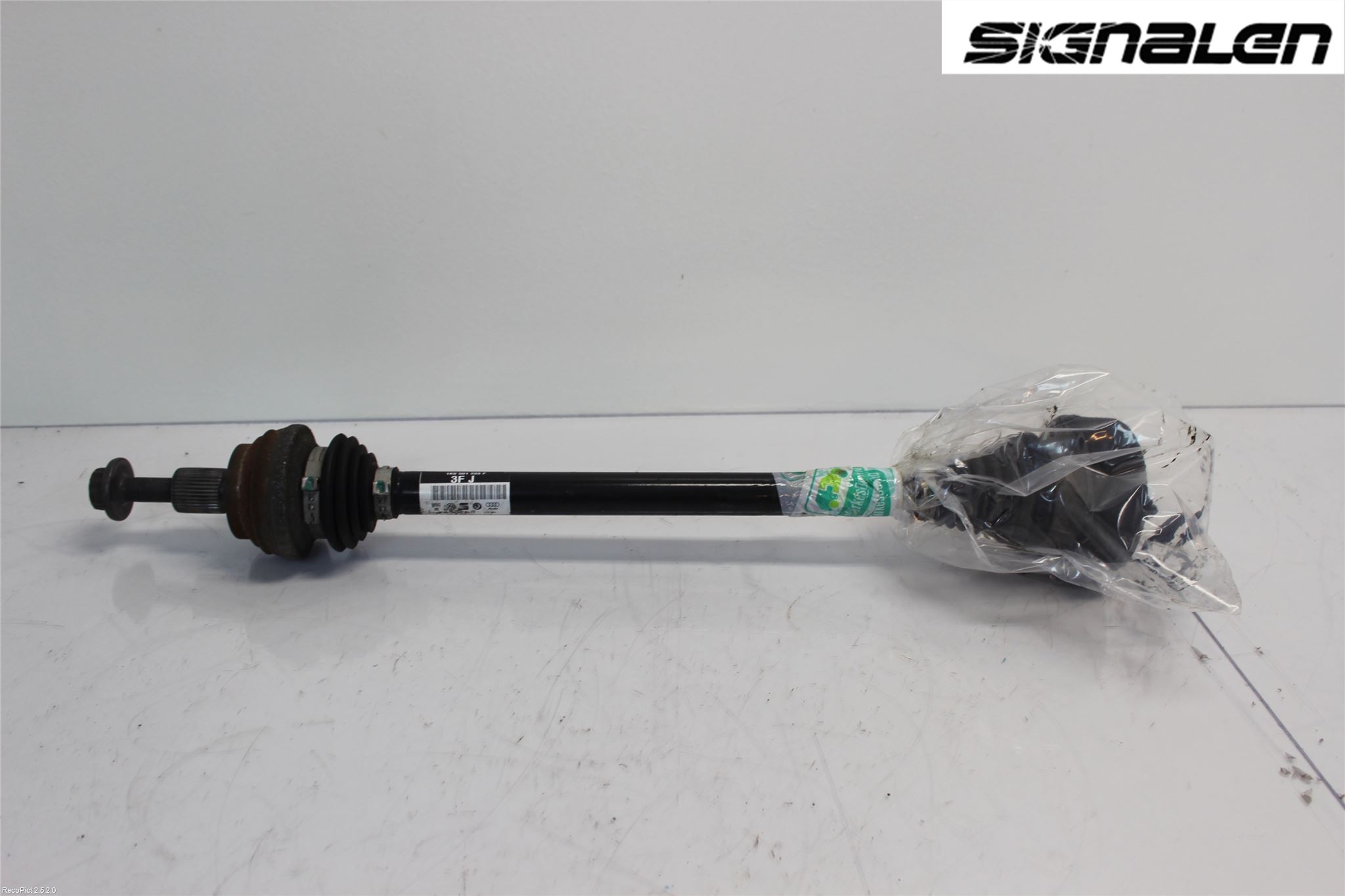 Volkswagen VW PASSAT 11-14 Drivaxel Bak Vänster