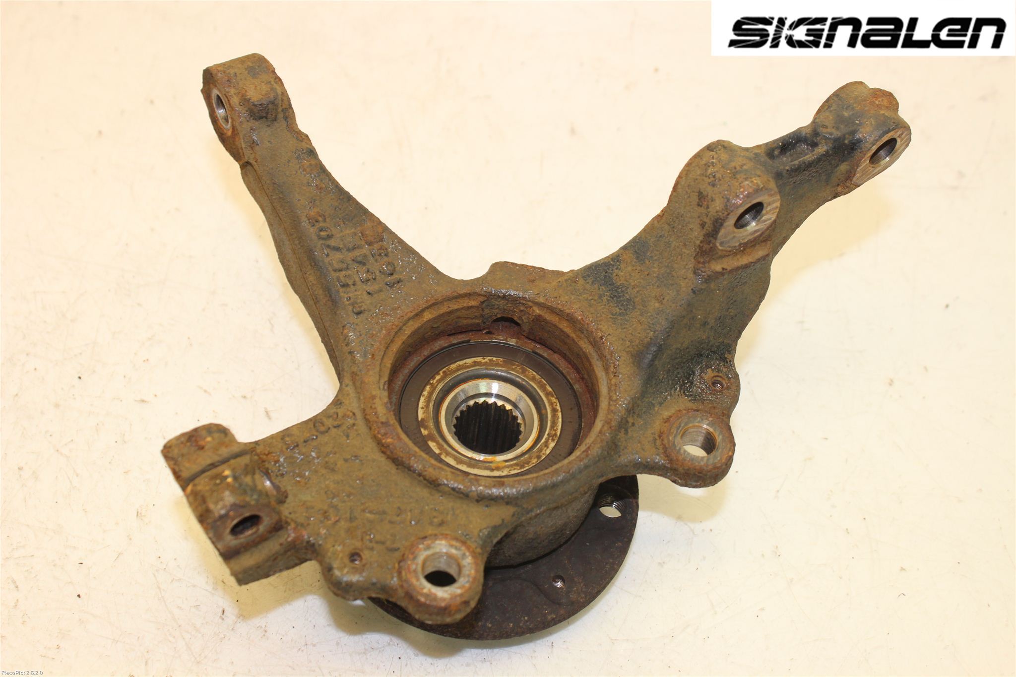 Opel CORSA D 07-14 Styrspindel Lagerhus Vä