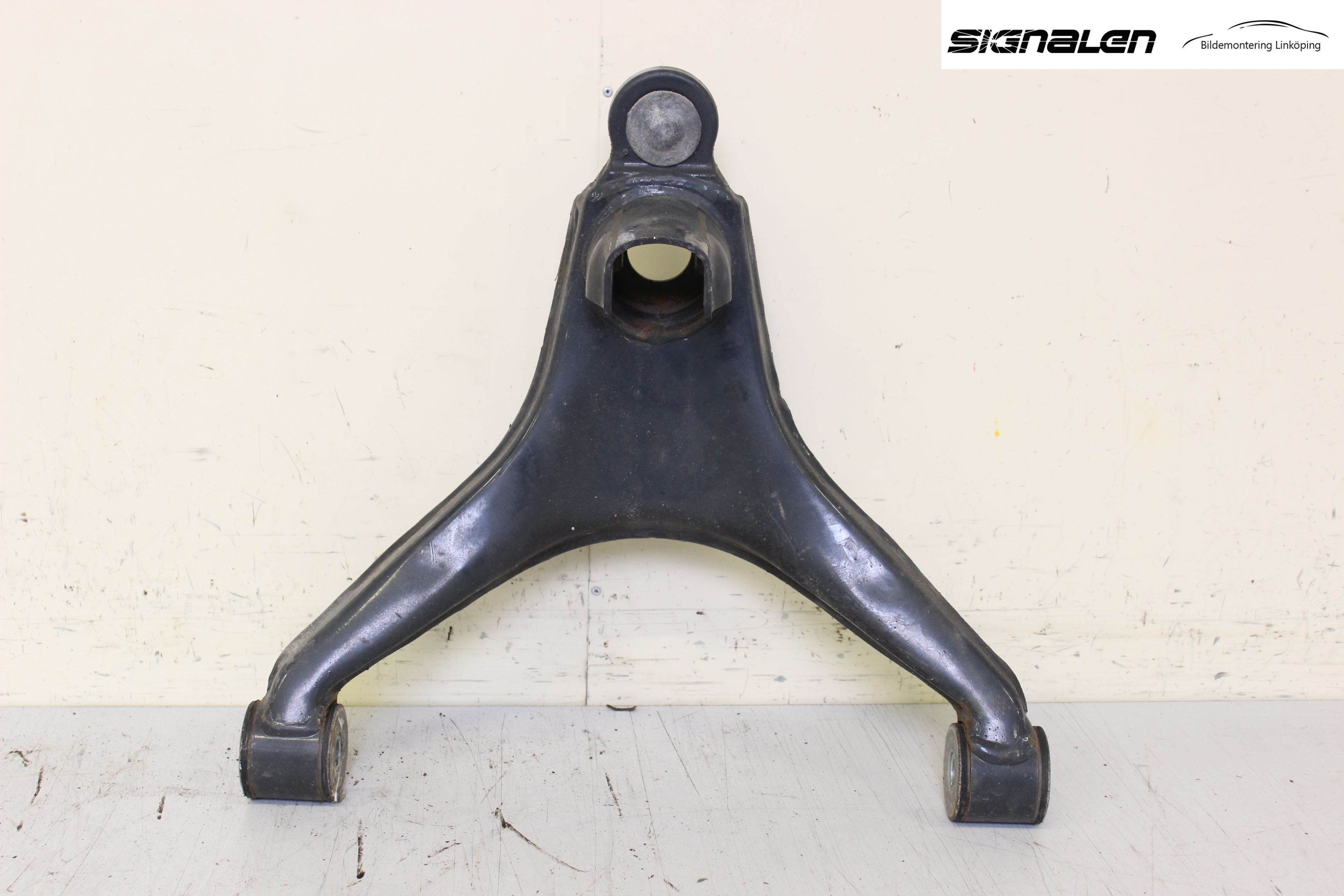 Iveco DAILY 14->> Bärarm Fram Undre Vä