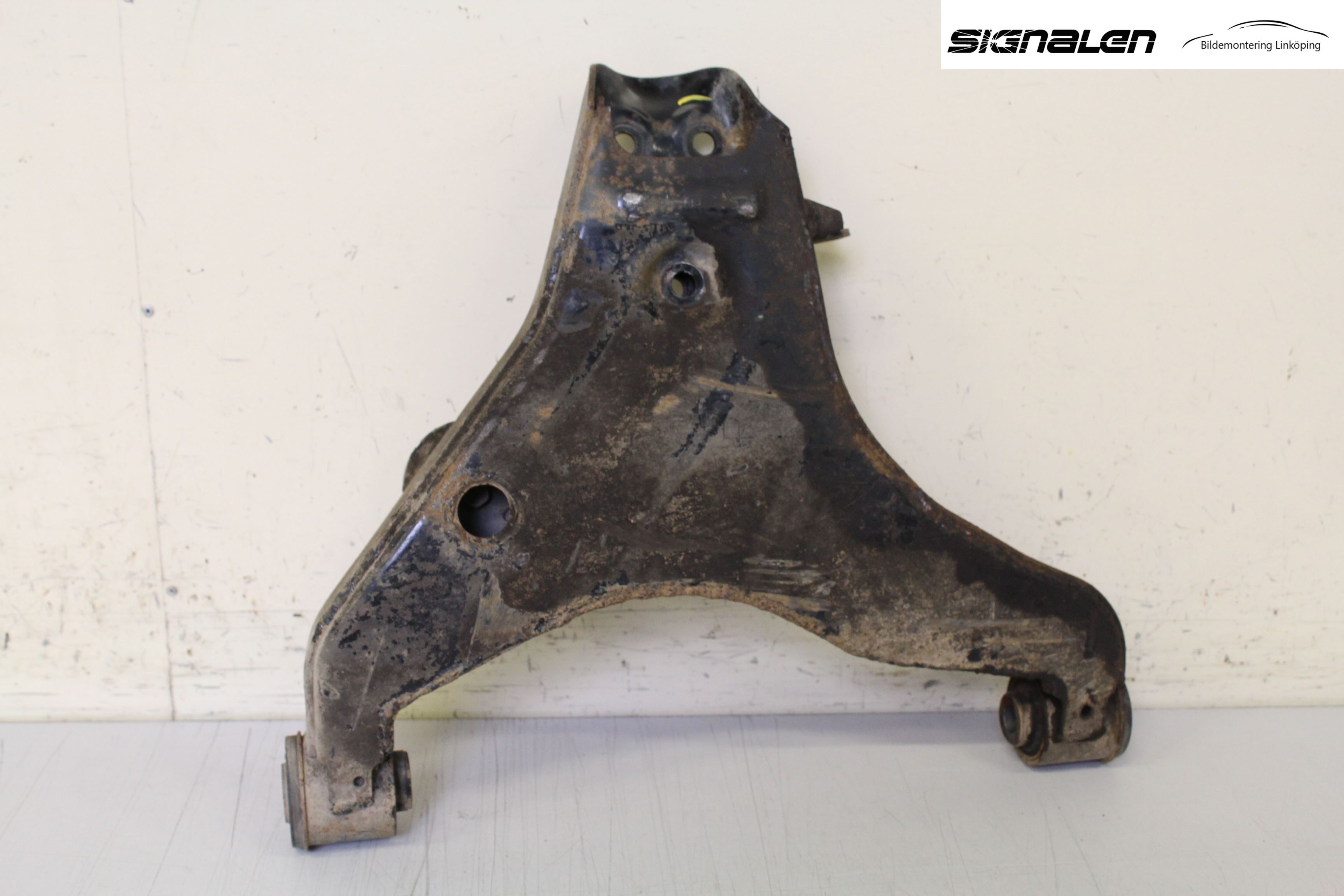 Mitsubishi L200 06-15 Bärarm Fram Undre Vä