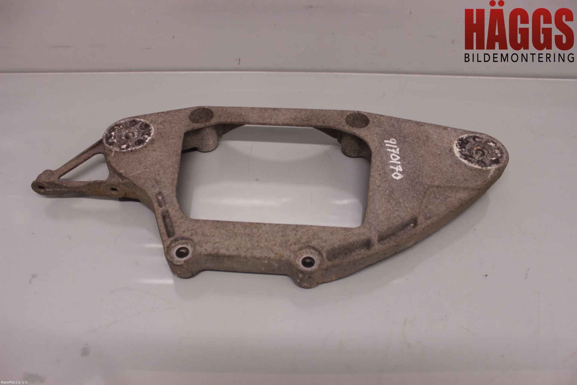 Audi A4/S4 08-11 Bakaxel Fäste