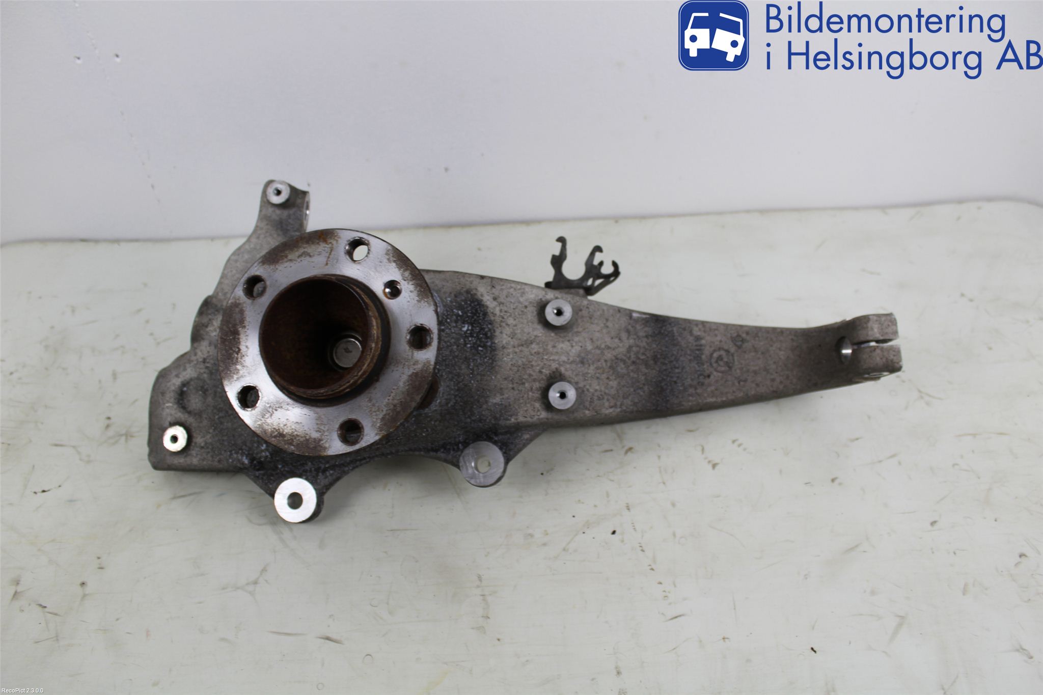 BMW 5 F10/F11/F18 09-17 Styrspindel Lagerhus Vä