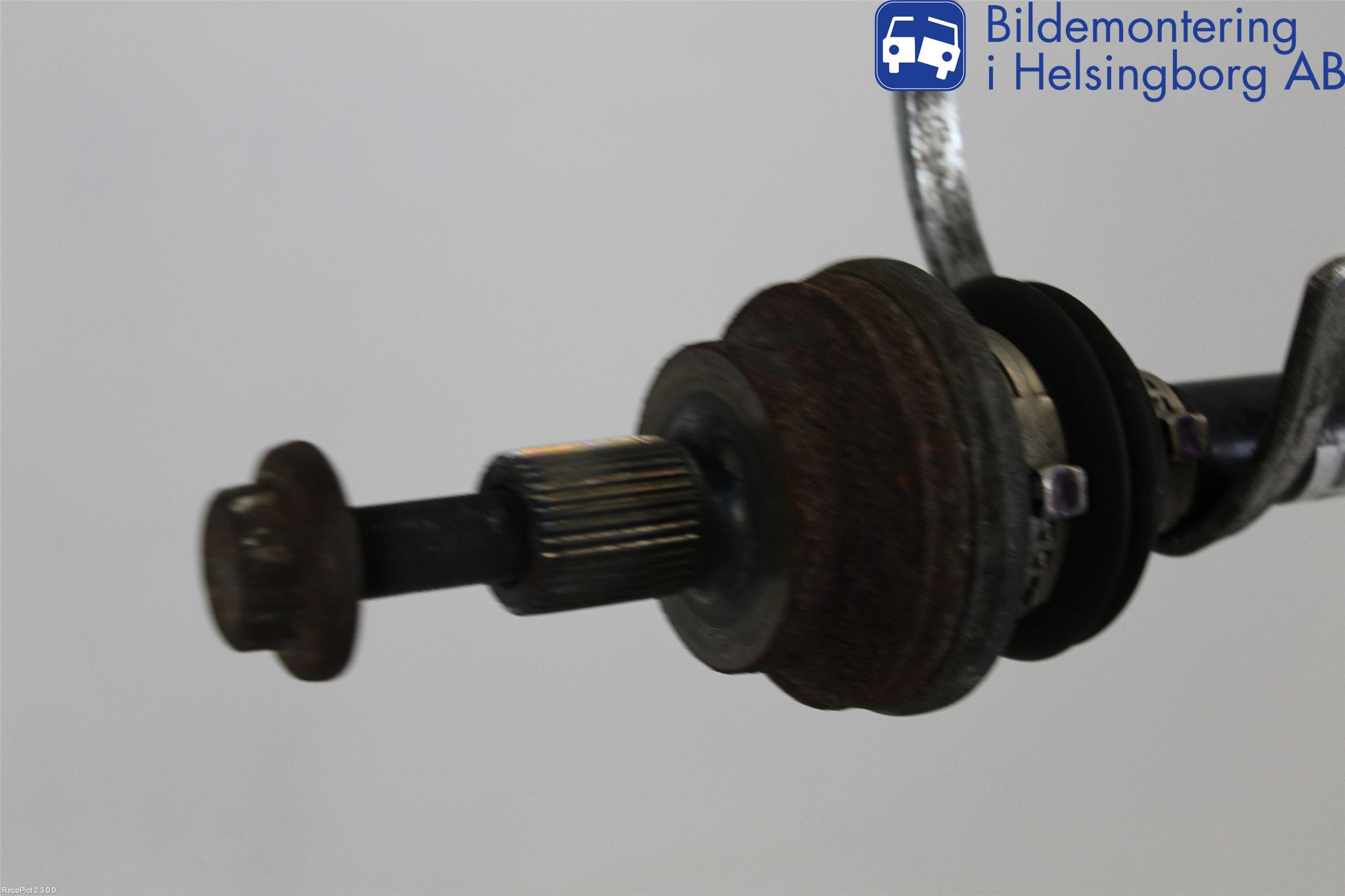 Volkswagen VW PASSAT 11-14 Drivaxel Bak Vänster