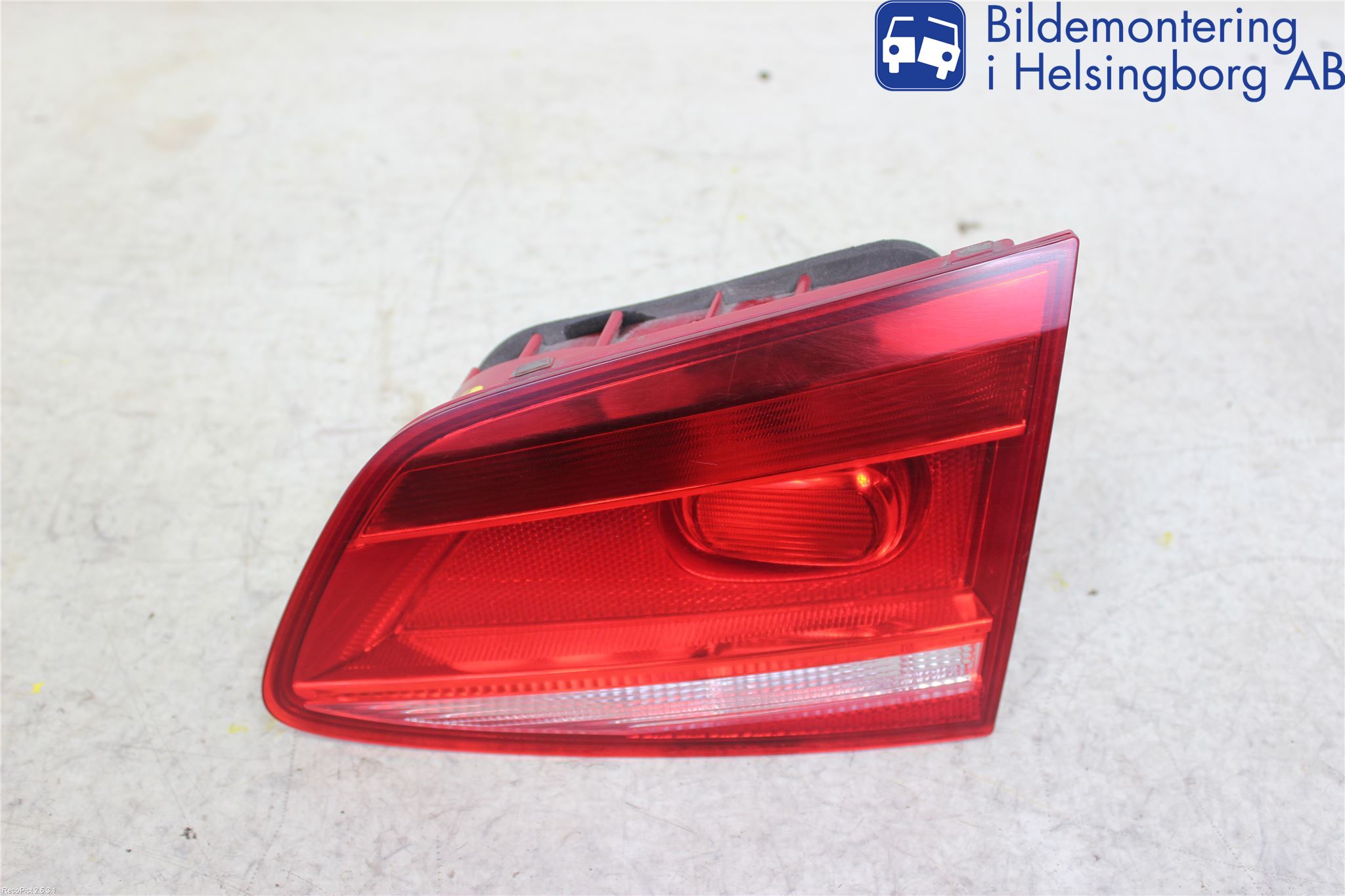 Volkswagen VW PASSAT 11-14 Bakljus Lucka Hö