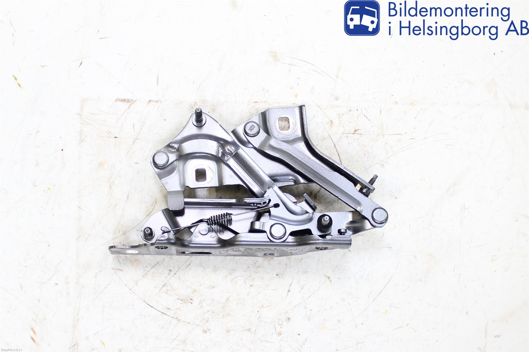 Audi A4/S4 B9 16-19 Huvgångjärn