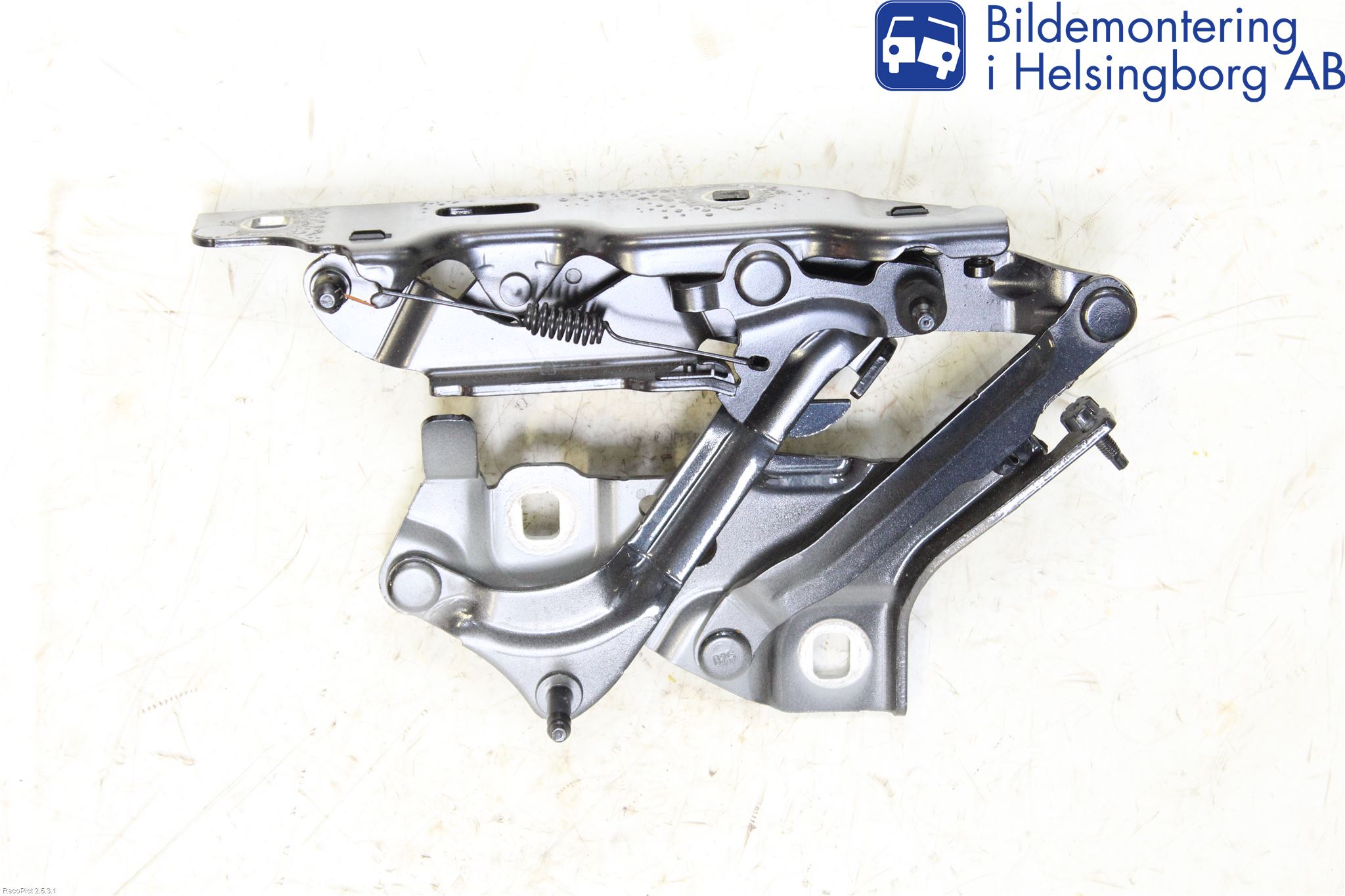 Audi A4/S4 B9 16-19 Huvgångjärn