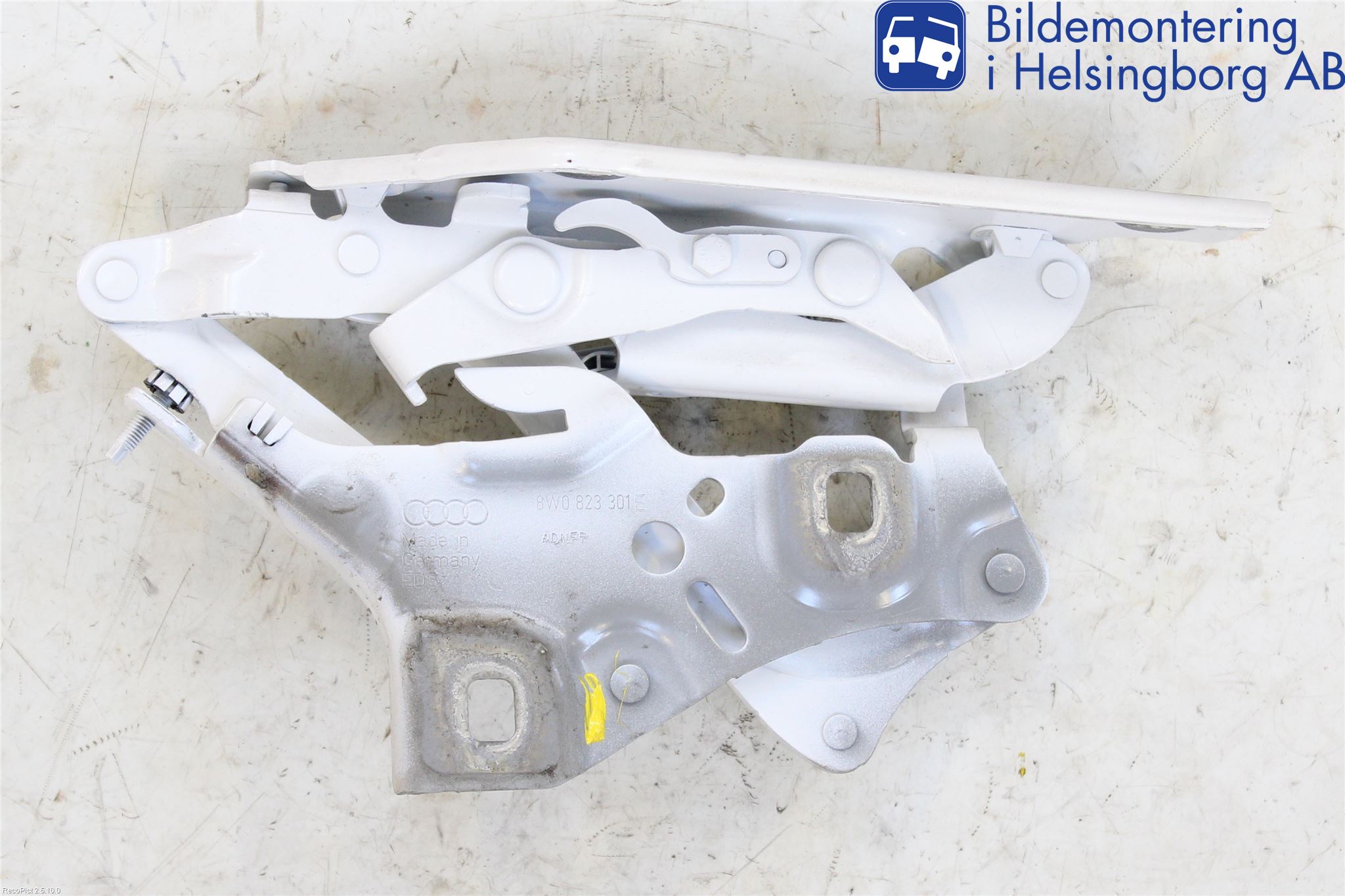 Audi A4/S4 B9 16-19 Huvgångjärn