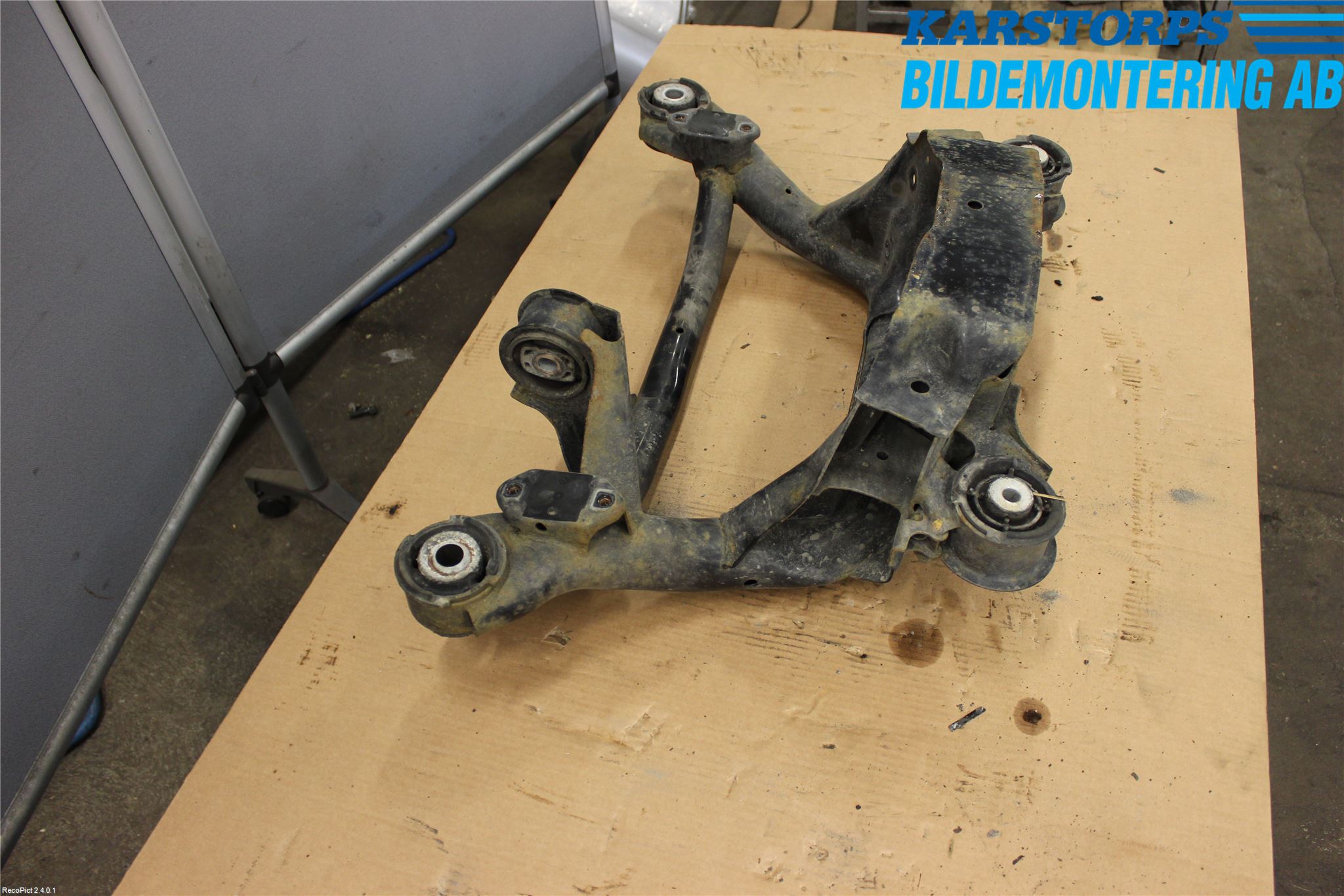 BMW X3 E83     03-10 Bakaxelbalk