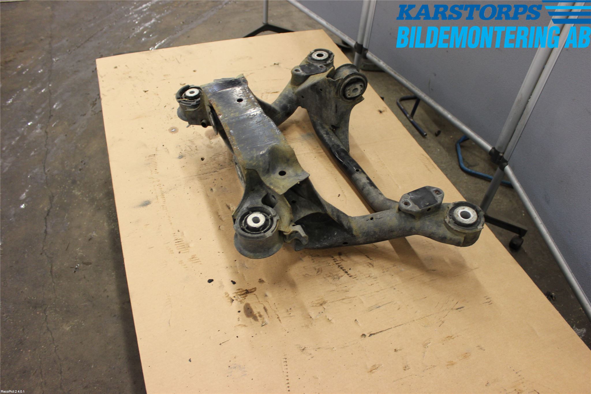 BMW X3 E83     03-10 Bakaxelbalk