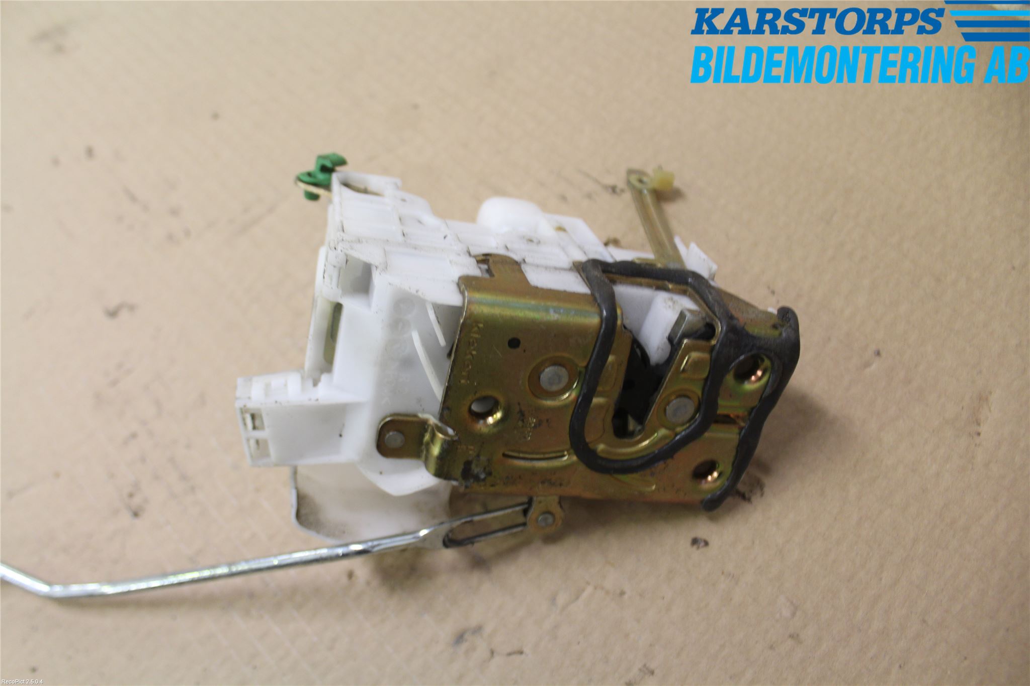 Toyota AVENSIS 98-02 Låskista-Dörrlås