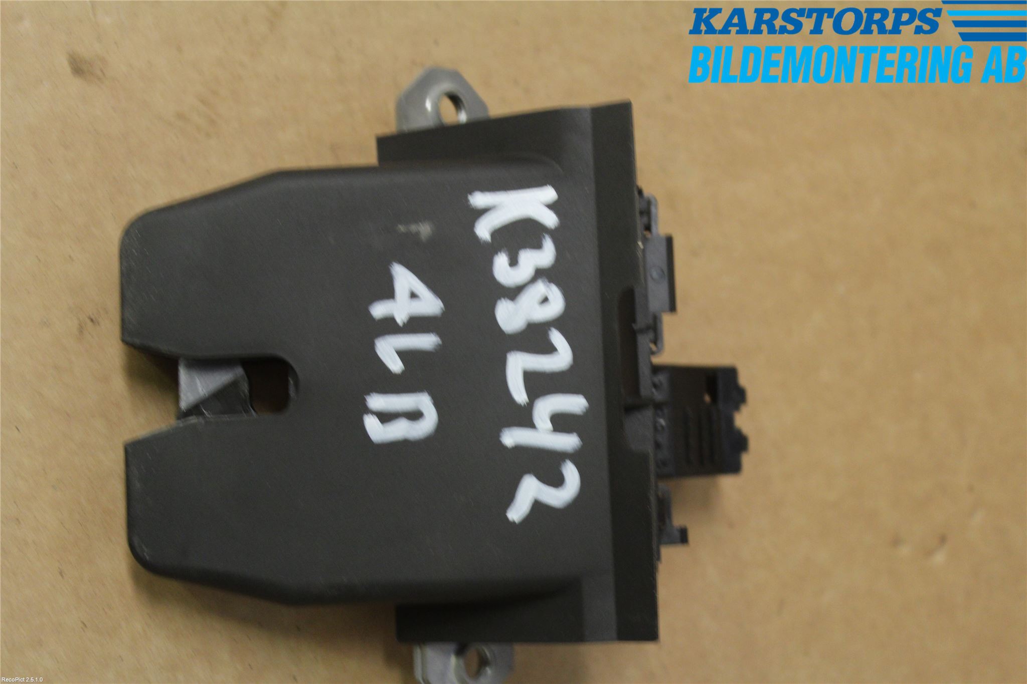 Volvo V40 12-19 Låskista Baklucka