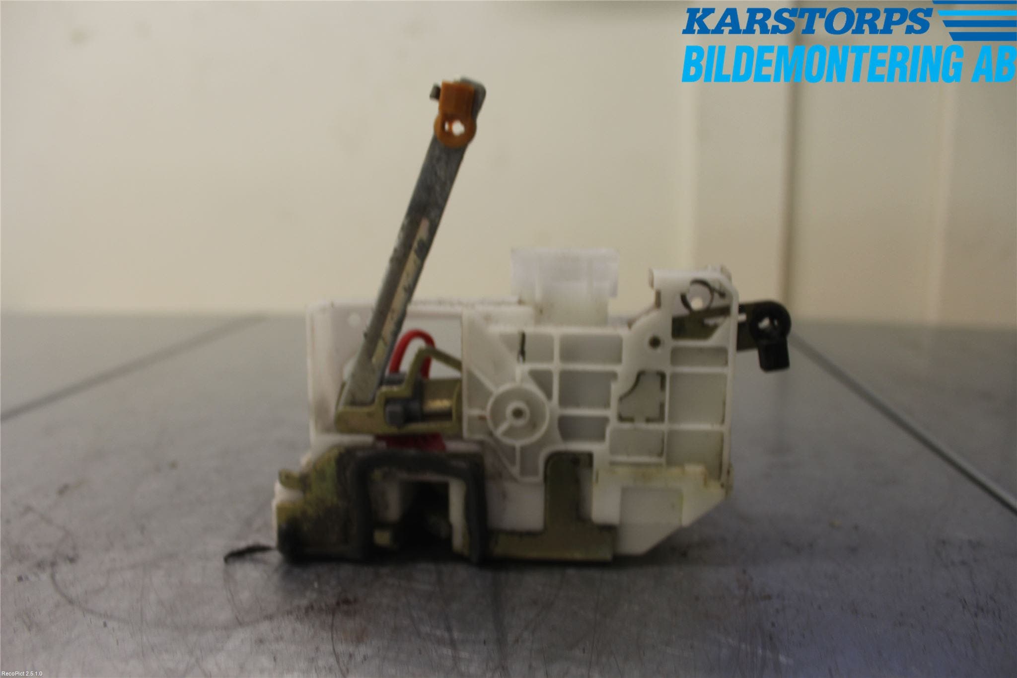 Toyota AVENSIS 98-02 Låskista-Dörrlås