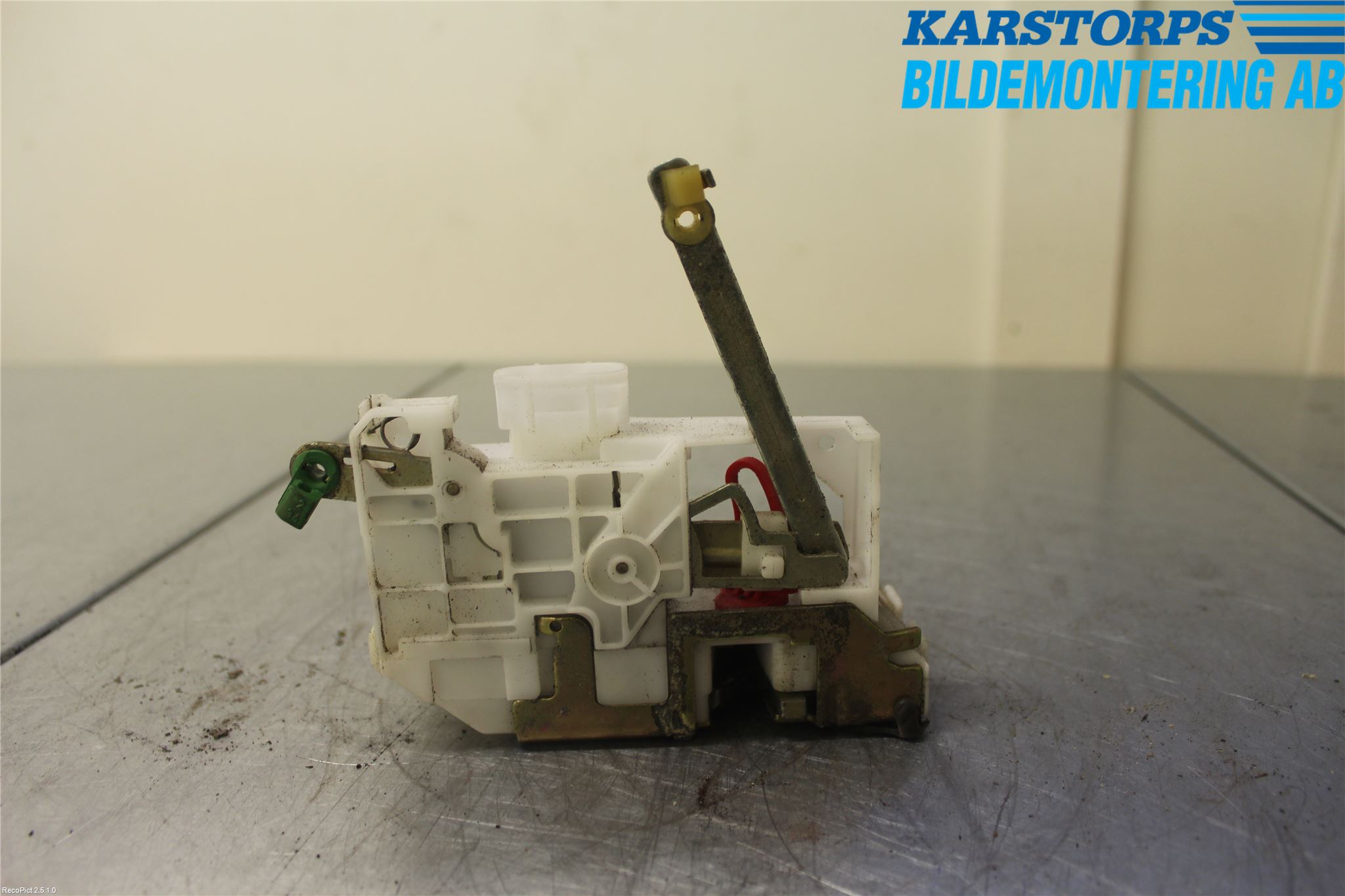 Toyota AVENSIS 98-02 Låskista-Dörrlås