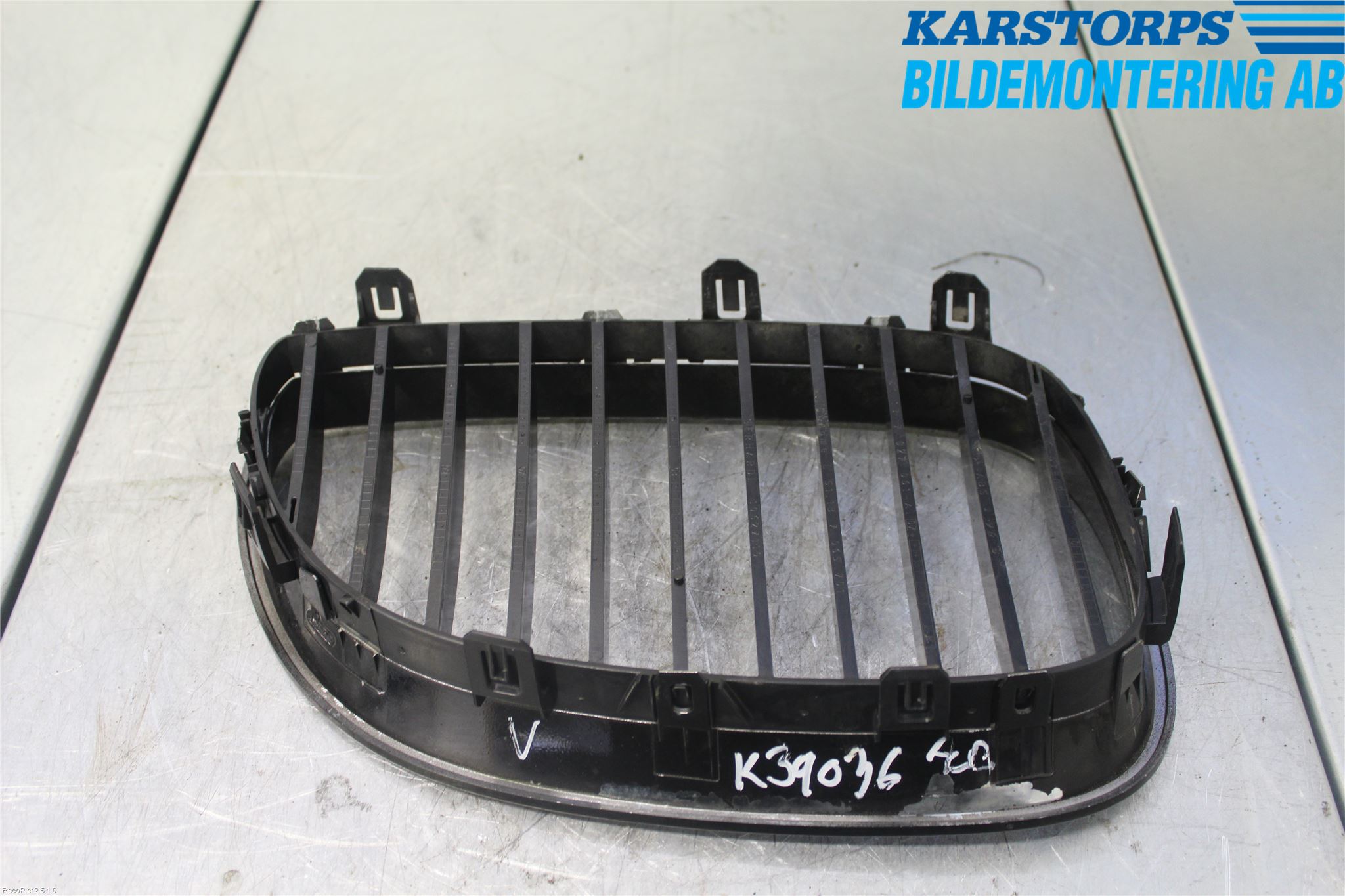 BMW 5 E60/61 Sed/Tou 02-10 Grilldel Vänster