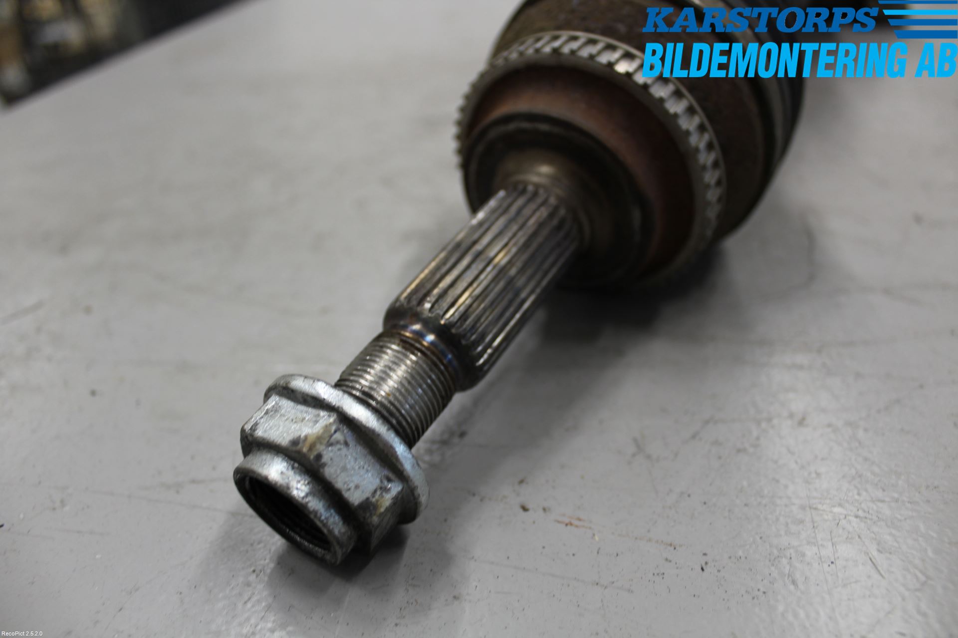 Toyota AVENSIS 03-06 Drivaxel Fram Höger
