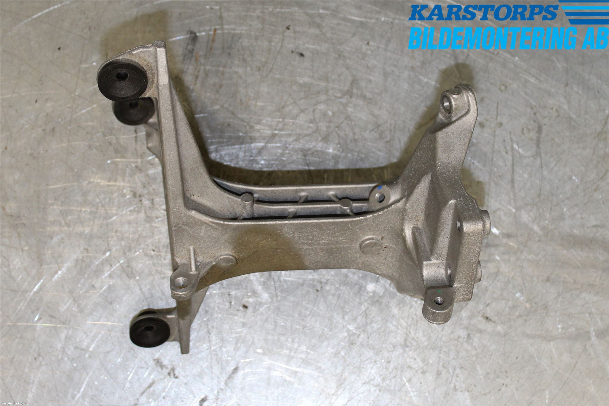 Mercedes-Benz MB C-KLASS (W205) 14-21 Kylarfäste-Ram-Balk