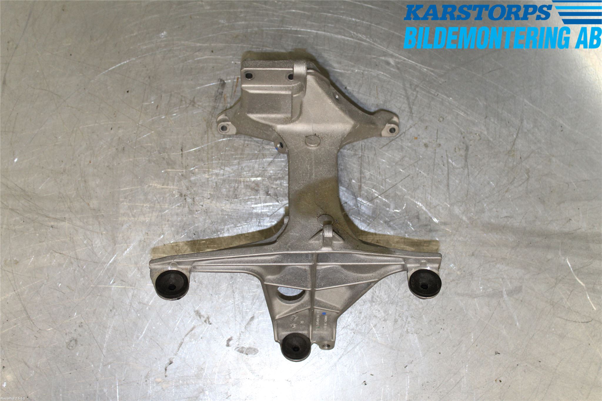 Mercedes-Benz MB C-KLASS (W205) 14-21 Kylarfäste-Ram-Balk